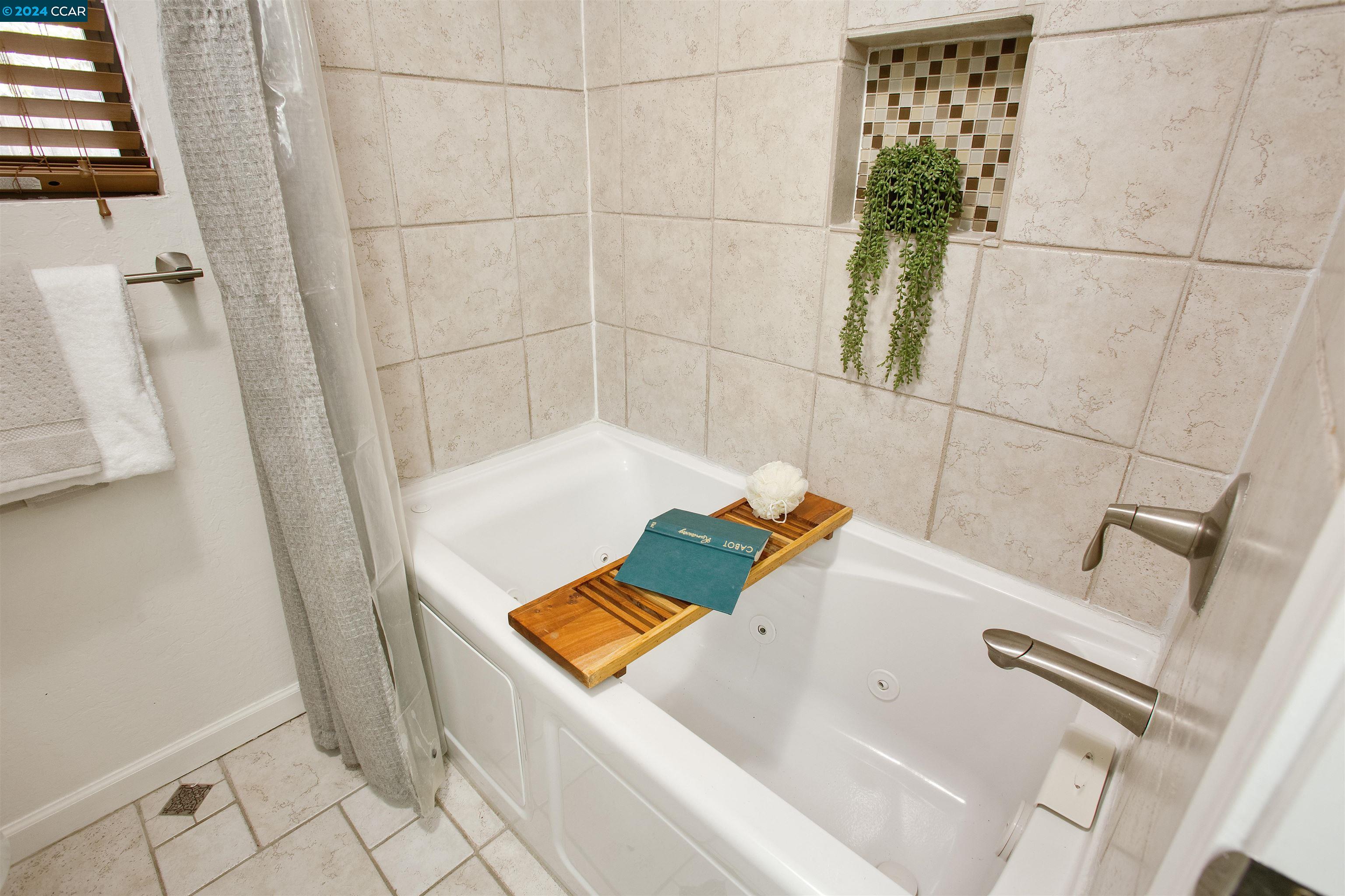 Detail Gallery Image 9 of 34 For 107 Woodsworth Ln, Pleasant Hill,  CA 94523 - 2 Beds | 2 Baths