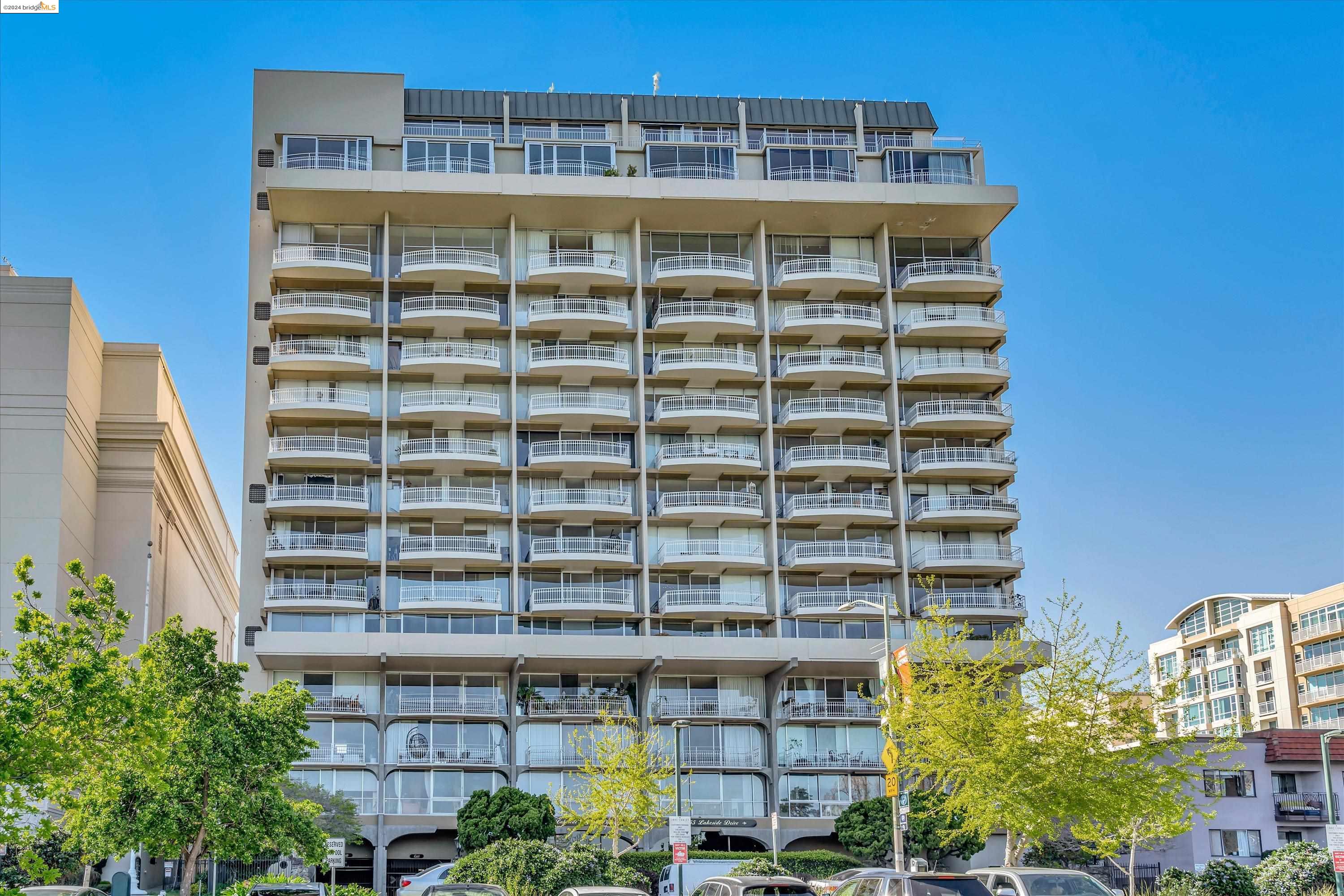 Browse active condo listings in LAKESIDE REGENCY PLAZA