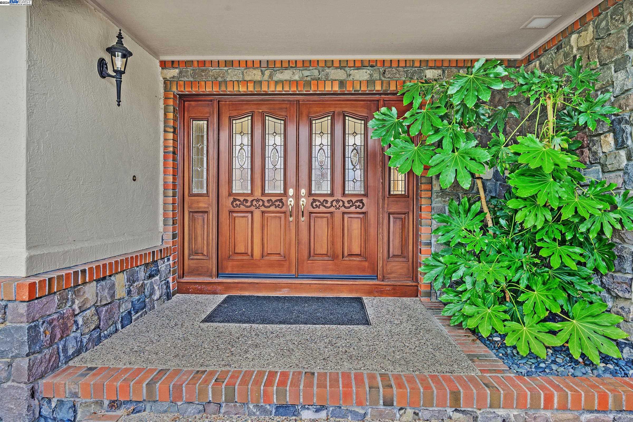Detail Gallery Image 1 of 43 For 18019 Center St, Castro Valley,  CA 94546 - 3 Beds | 2 Baths