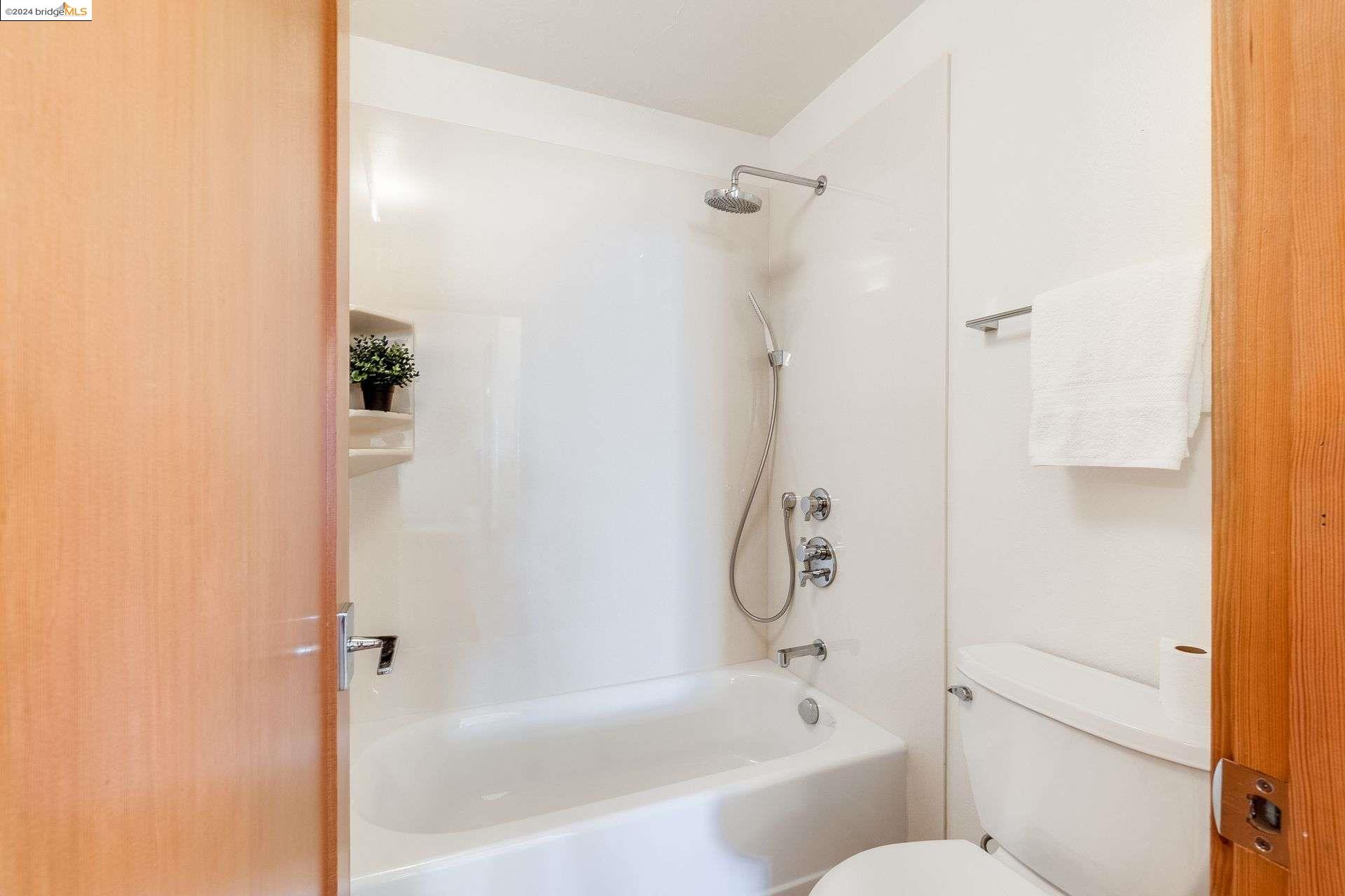 Detail Gallery Image 6 of 29 For 555 Pierce St #1720,  Albany,  CA 94706 - 2 Beds | 2 Baths