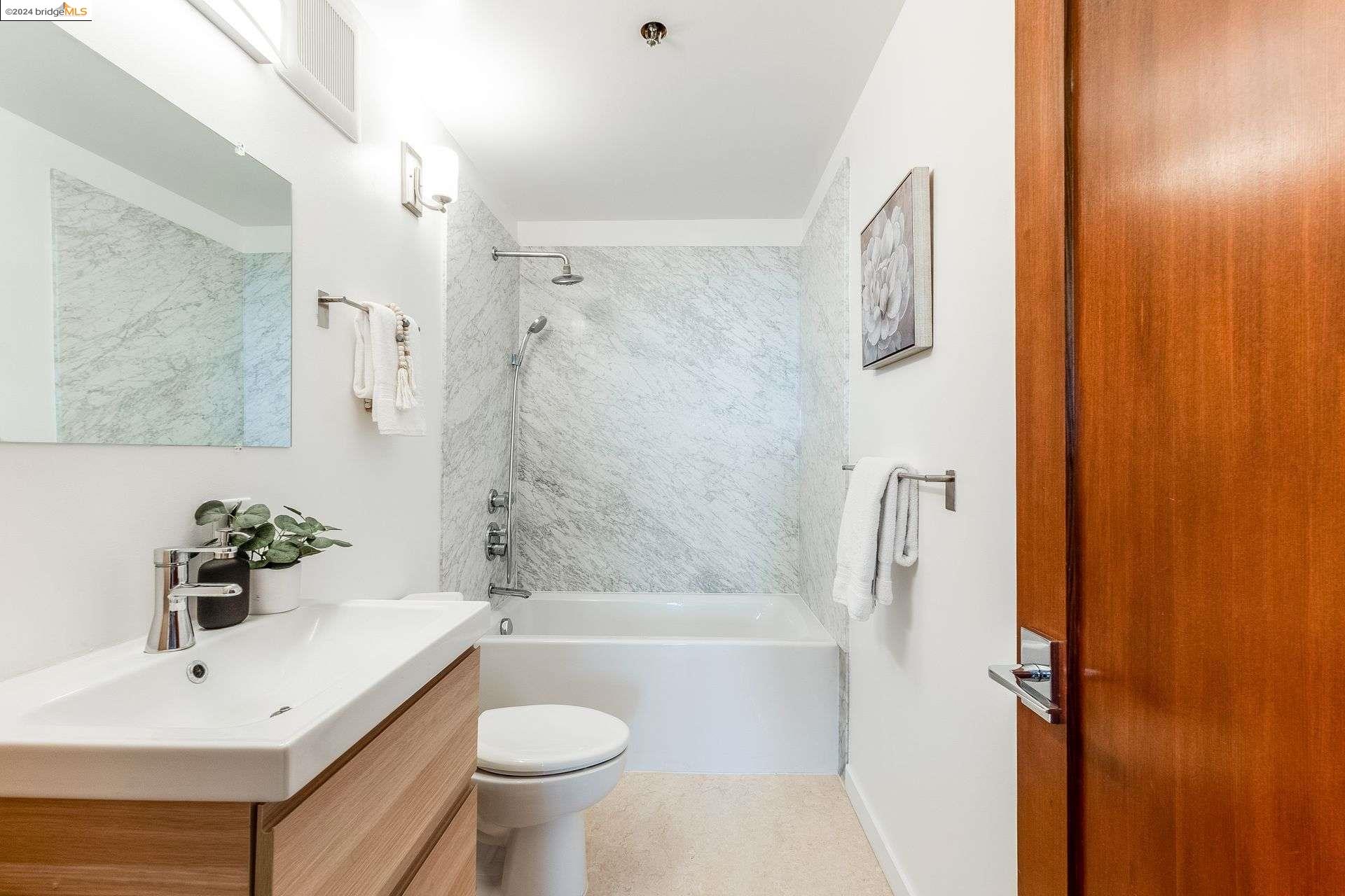 Detail Gallery Image 10 of 29 For 555 Pierce St #1720,  Albany,  CA 94706 - 2 Beds | 2 Baths