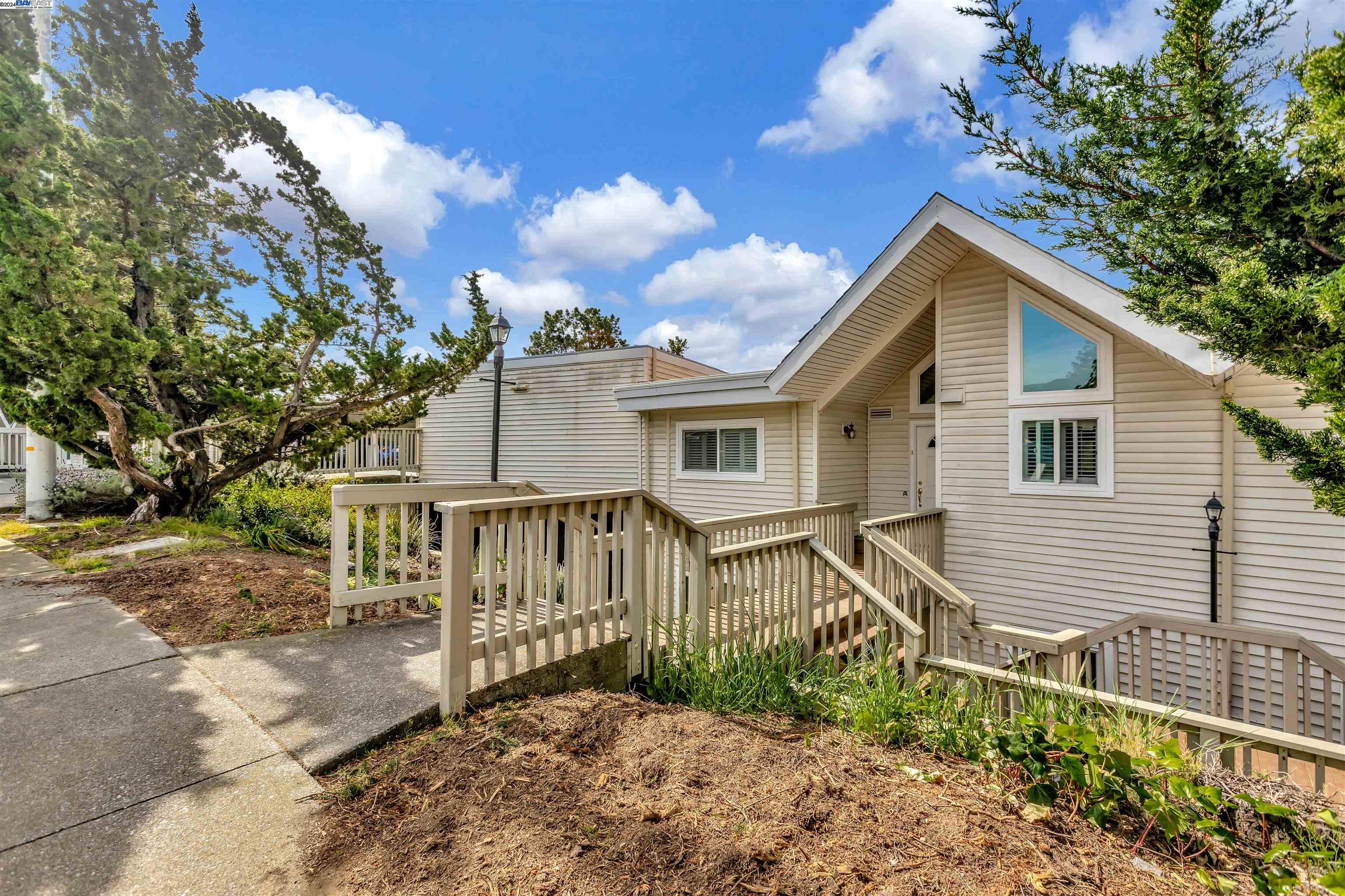 Detail Gallery Image 2 of 20 For 1982 Ascot Dr a,  Moraga,  CA 94556 - 2 Beds | 2 Baths