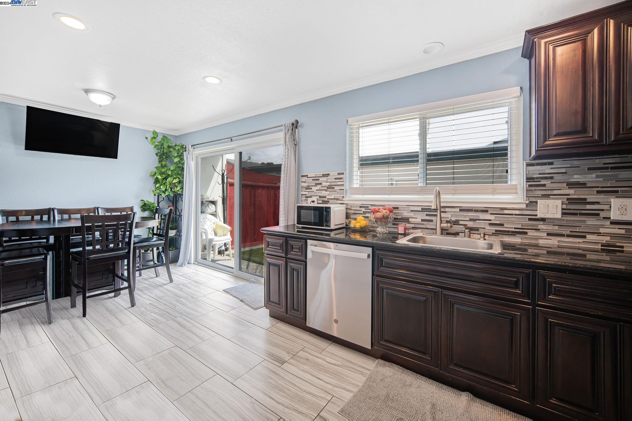 Detail Gallery Image 3 of 23 For 4536 via Madrid, Union City,  CA 94587 - 4 Beds | 2/1 Baths