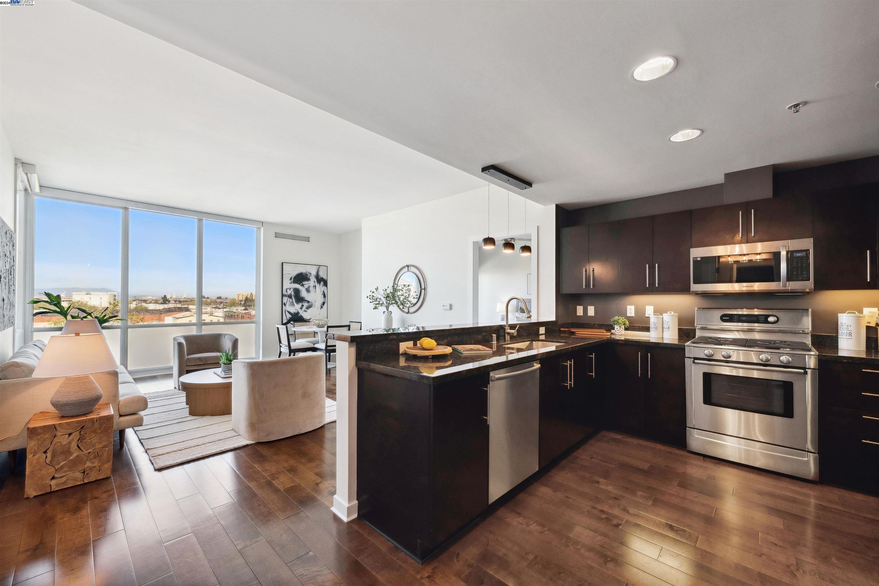 Detail Gallery Image 2 of 52 For 222 Broadway #604,  Oakland,  CA 94607 - 2 Beds | 2 Baths