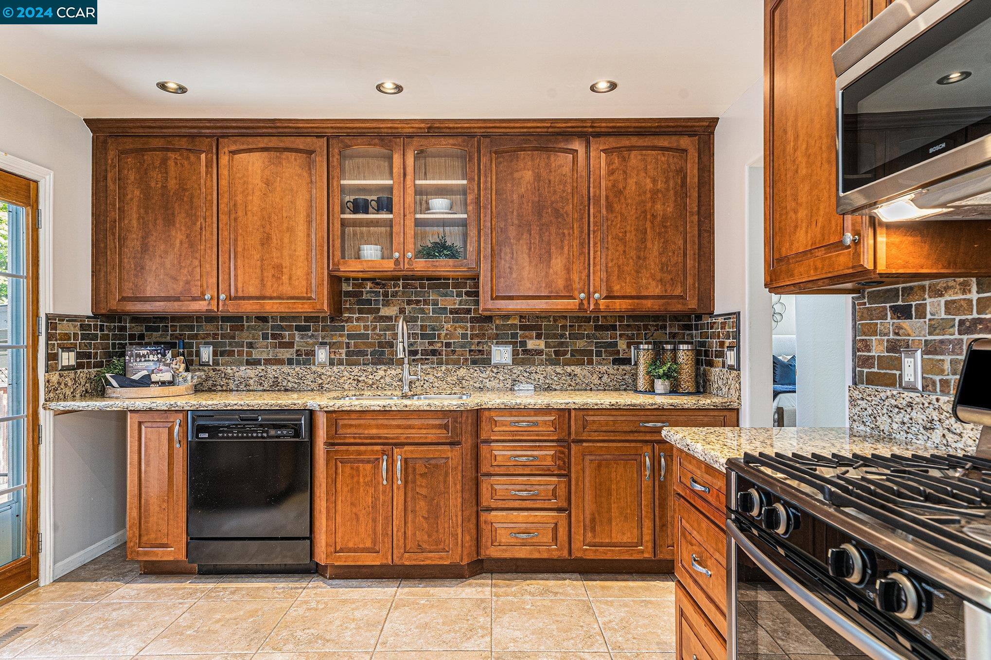 Detail Gallery Image 11 of 28 For 18414 Terry Way, Castro Valley,  CA 94546 - 3 Beds | 1/1 Baths