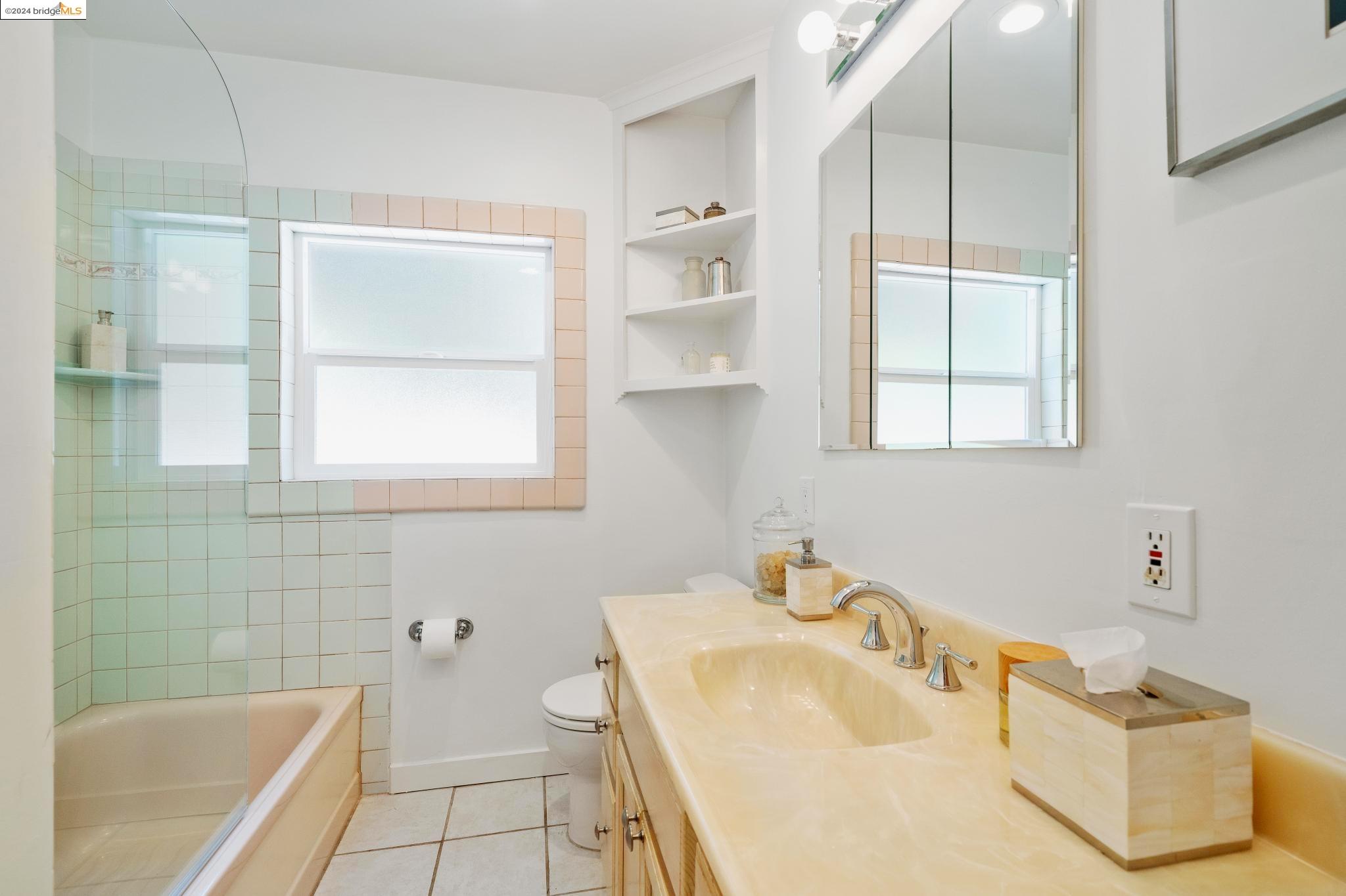 Detail Gallery Image 24 of 48 For 2070 Hoover Ave, Oakland,  CA 94602 - 2 Beds | 2 Baths