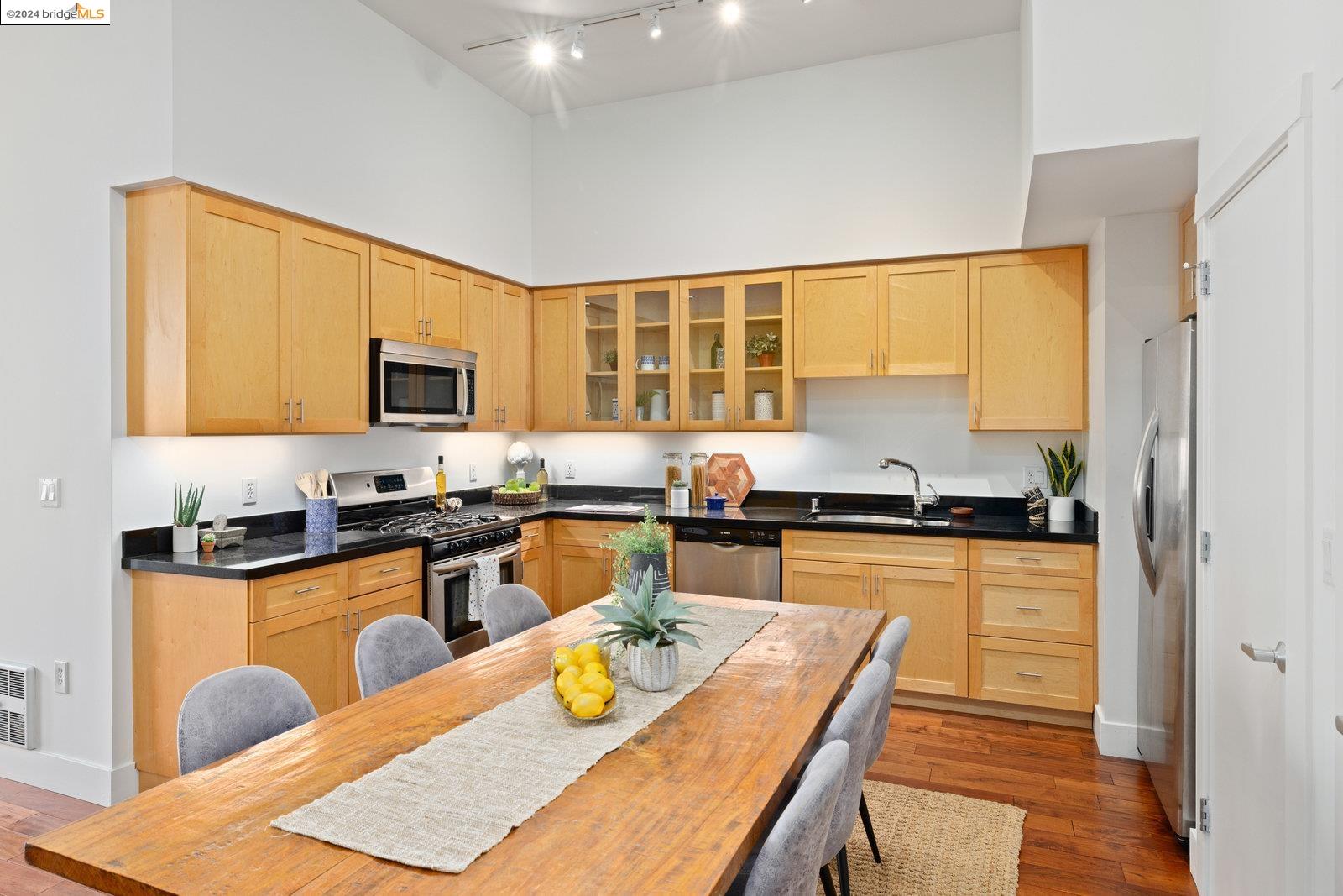 Detail Gallery Image 6 of 16 For 1755 Broadway #31,  Oakland,  CA 94612 - 1 Beds | 1 Baths