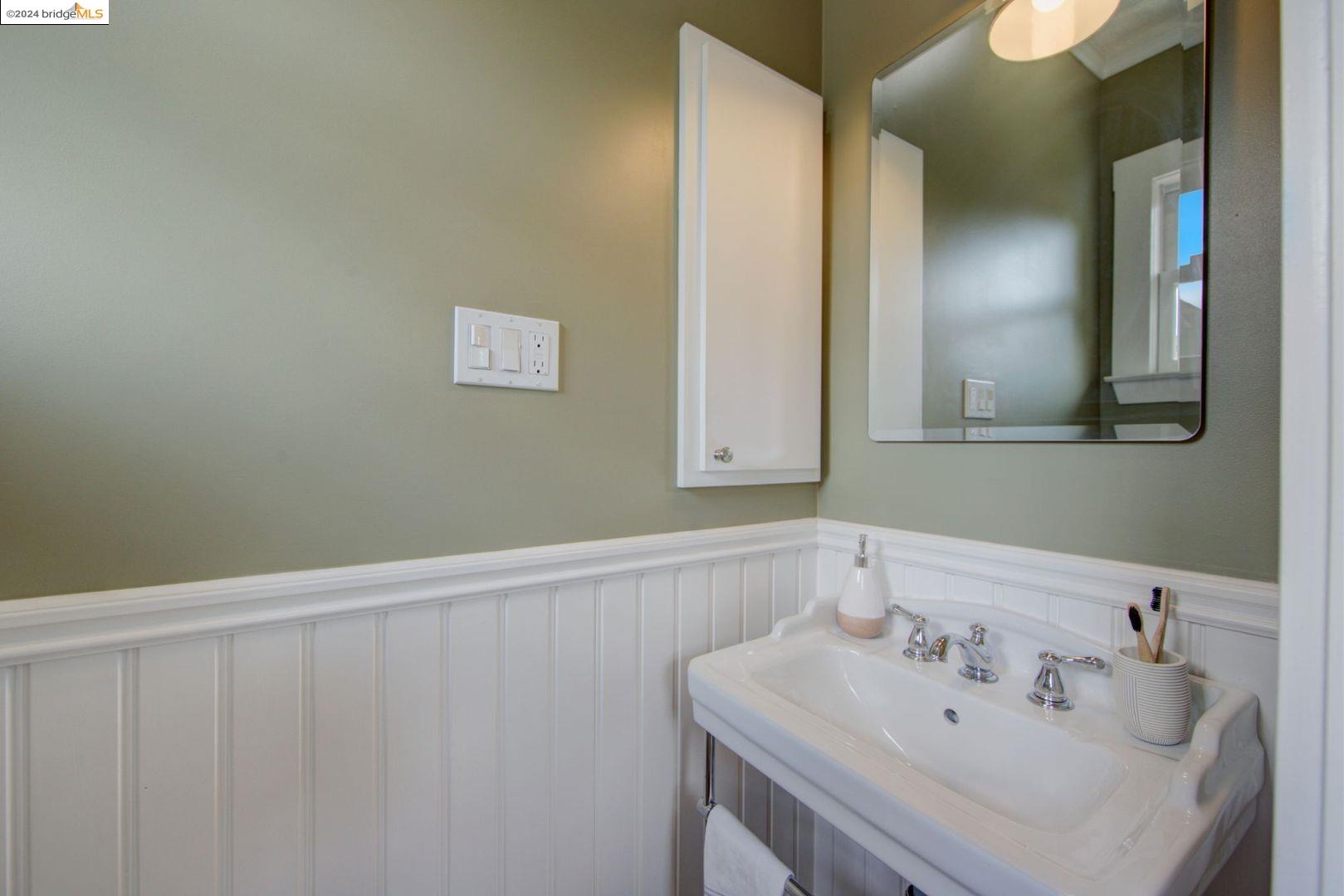 Detail Gallery Image 19 of 49 For 5460 Locksley Ave, Oakland,  CA 94618 - 2 Beds | 1/1 Baths