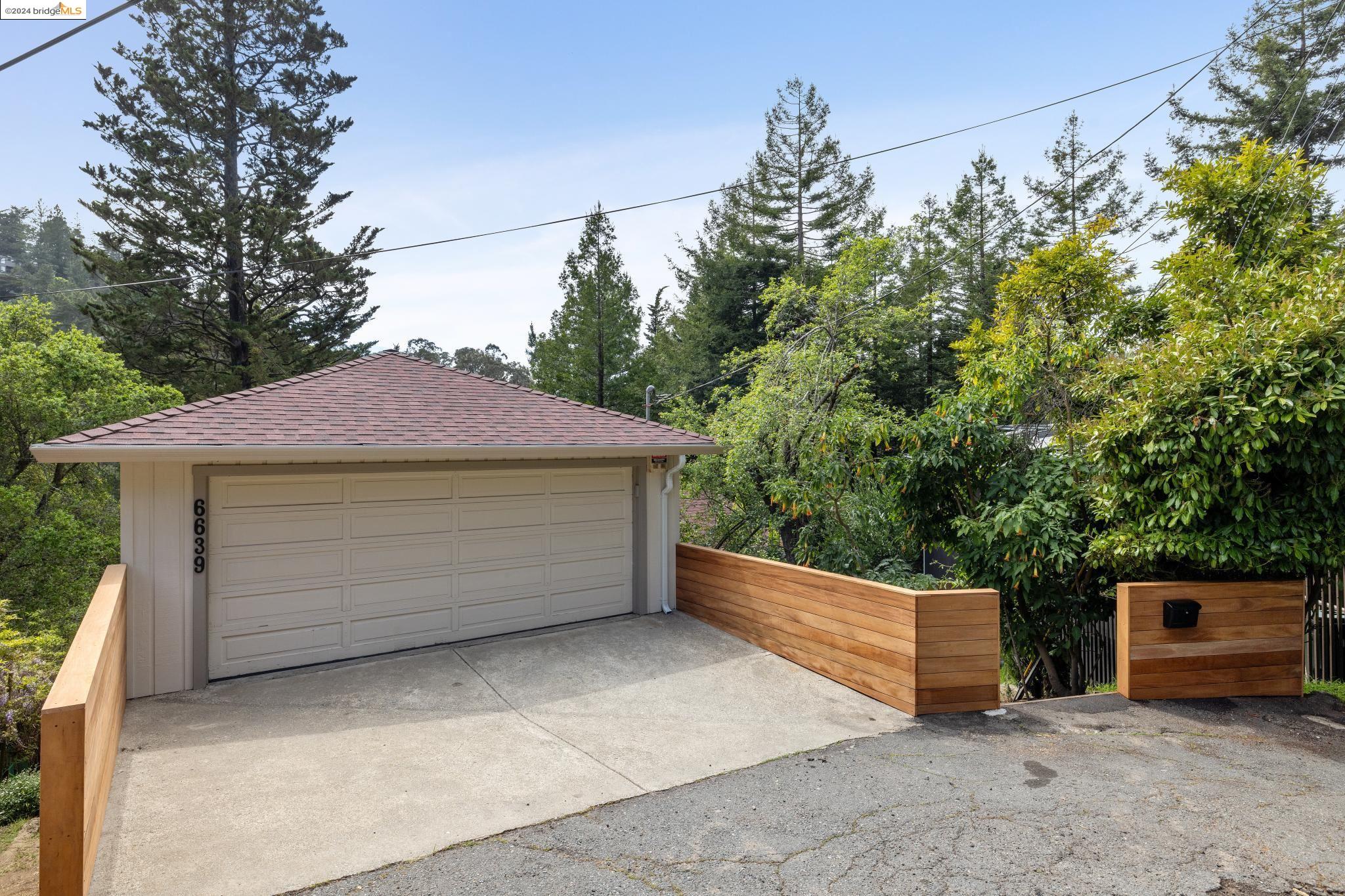 Detail Gallery Image 2 of 42 For 6639 Gunn Dr, Oakland,  CA 94611 - 3 Beds | 2/1 Baths