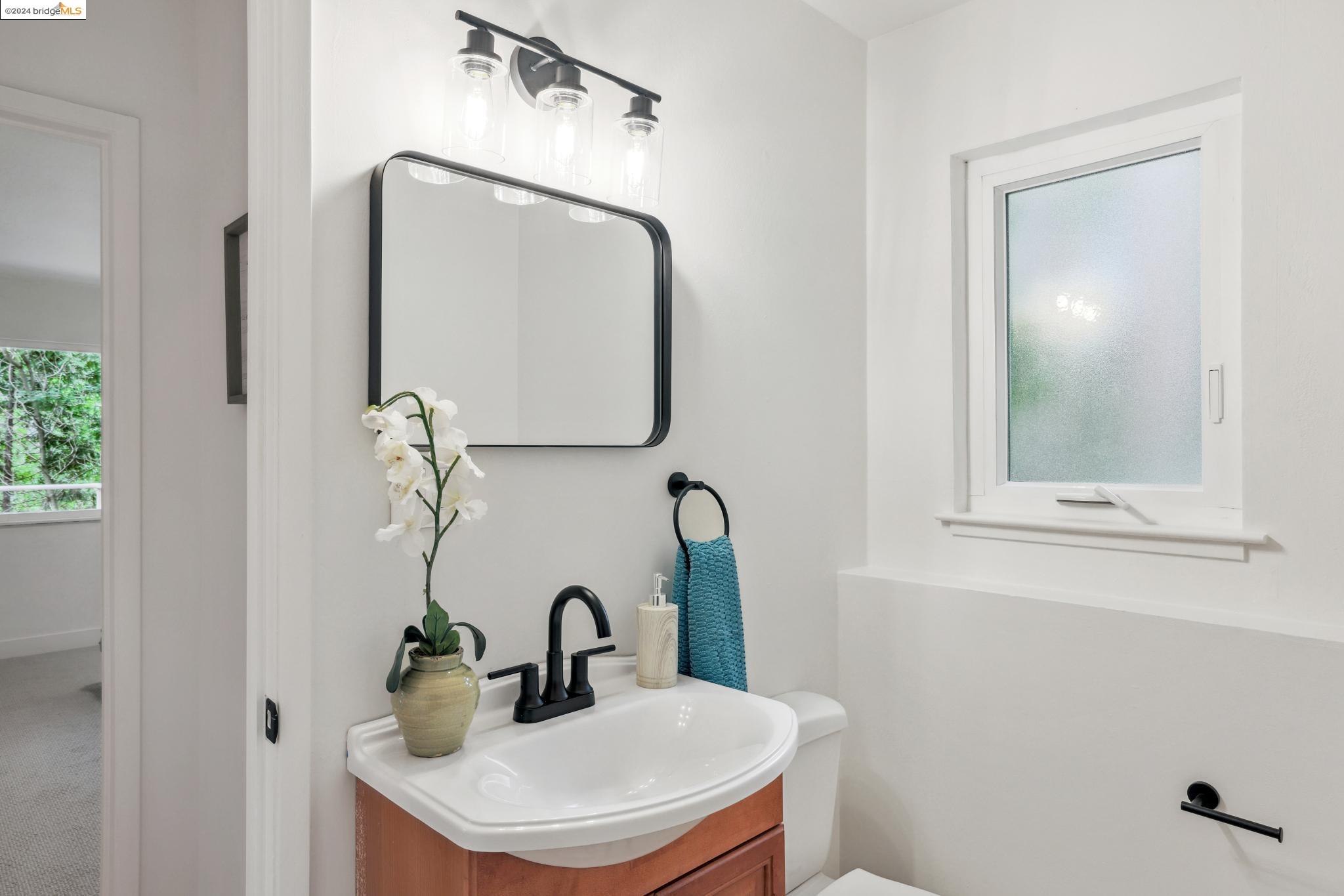 Detail Gallery Image 32 of 42 For 6639 Gunn Dr, Oakland,  CA 94611 - 3 Beds | 2/1 Baths