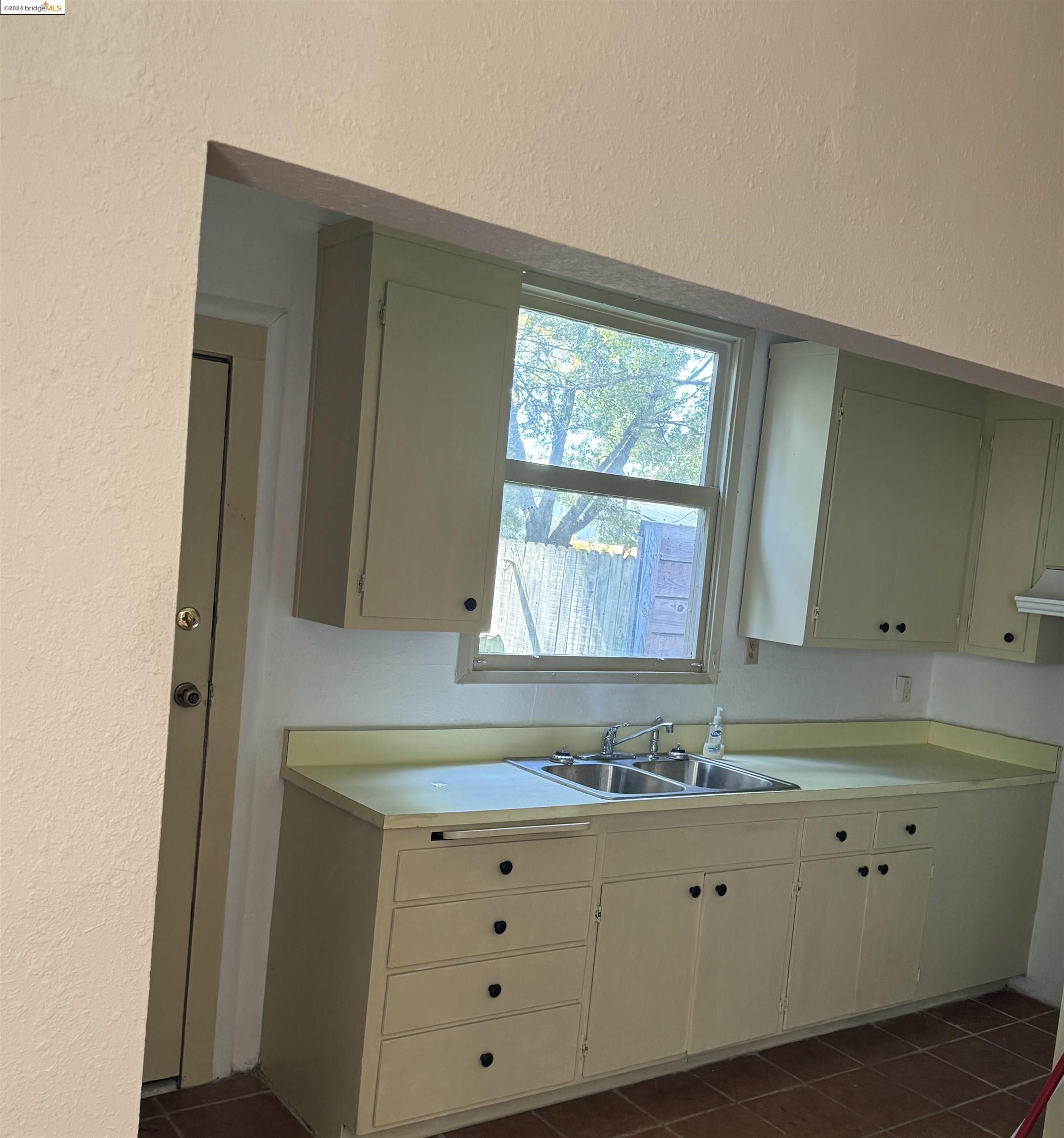 Detail Gallery Image 5 of 14 For 3520 Harrison St., Oakland,  CA 94611-5423 - 3 Beds | 1/1 Baths