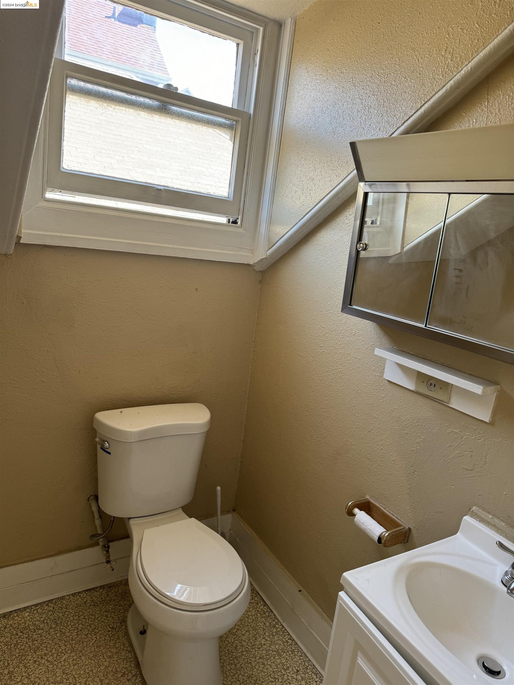 Detail Gallery Image 10 of 14 For 3520 Harrison St., Oakland,  CA 94611-5423 - 3 Beds | 1/1 Baths