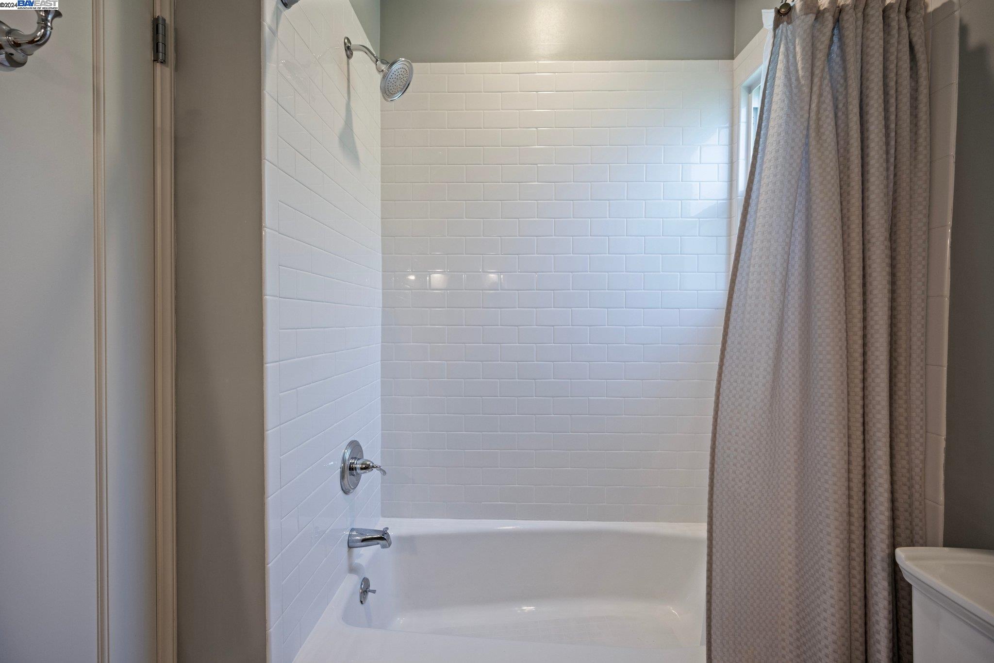 Detail Gallery Image 28 of 54 For 2927 Harrison St, Oakland,  CA 94611 - 3 Beds | 2 Baths