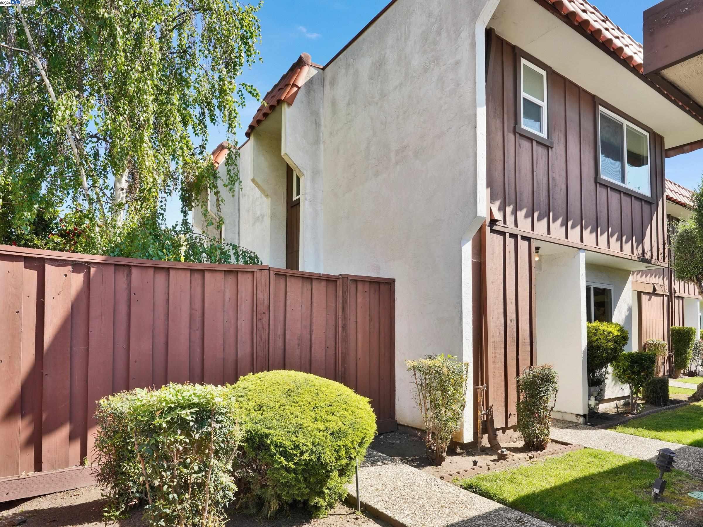 Detail Gallery Image 1 of 18 For 14739 Harold Ave, San Leandro,  CA 94578-4404 - 2 Beds | 2 Baths