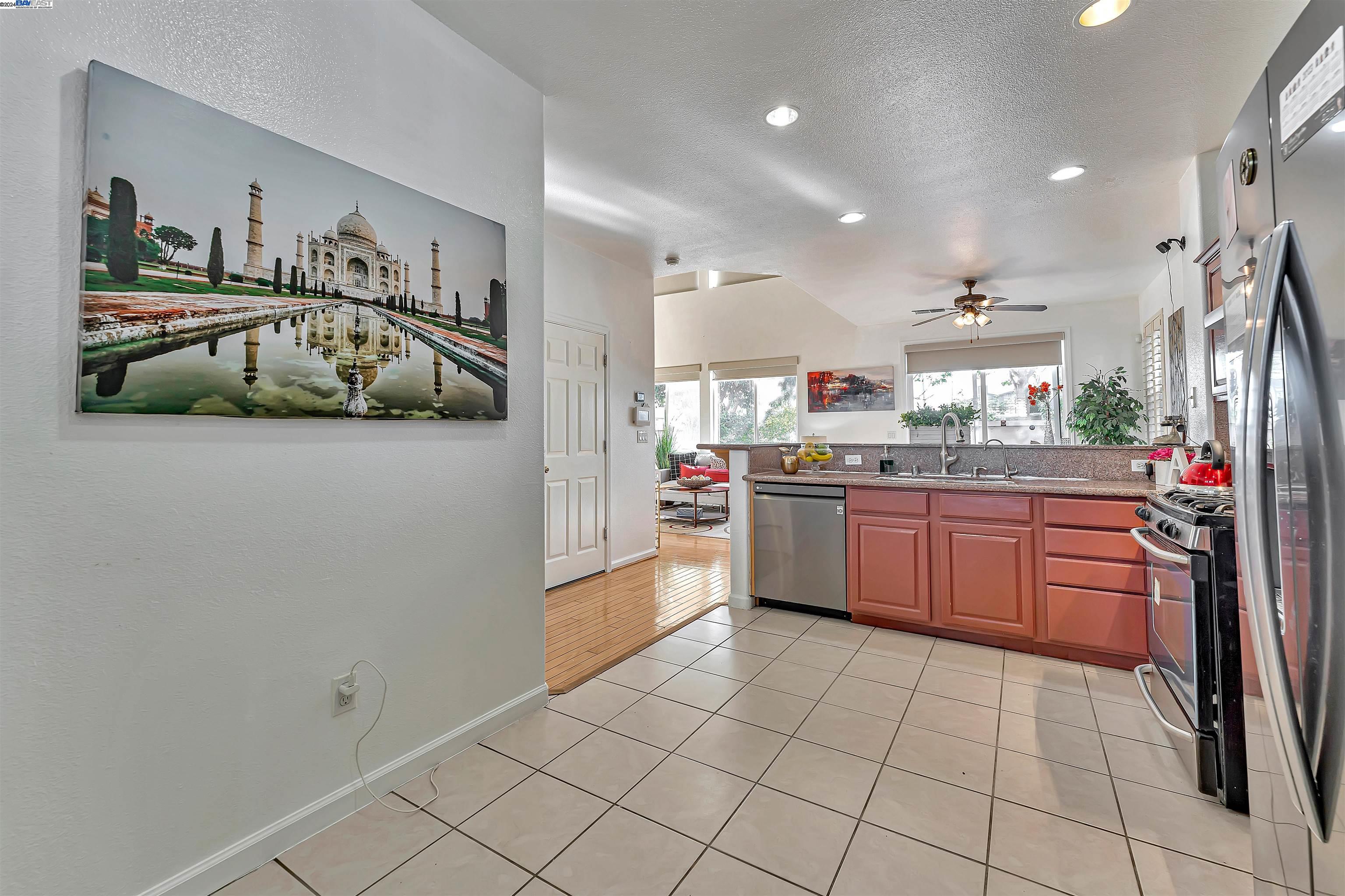 Detail Gallery Image 14 of 56 For 15563 Ronconi Dr, San Lorenzo,  CA 94580 - 3 Beds | 2/1 Baths