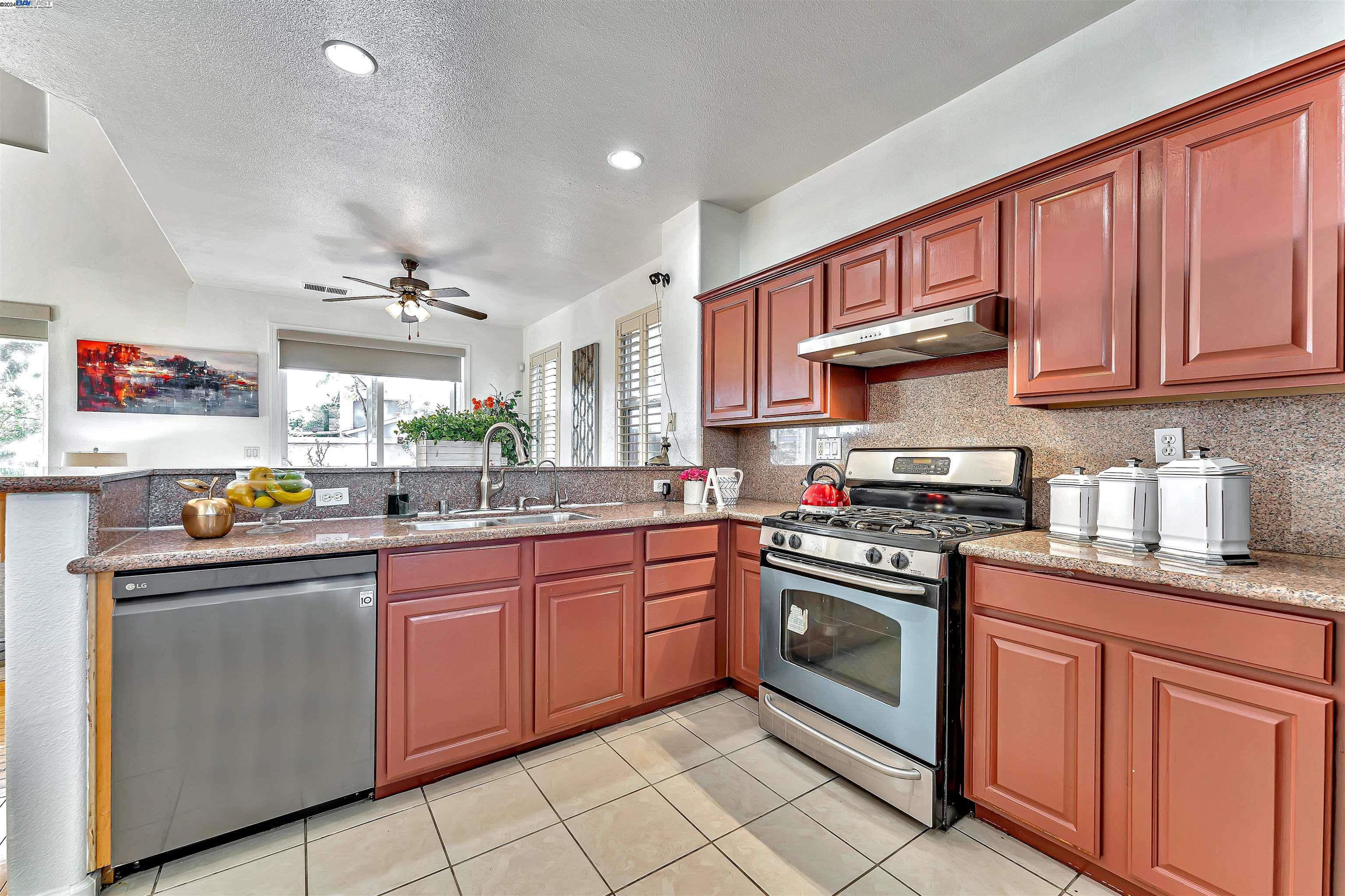 Detail Gallery Image 15 of 56 For 15563 Ronconi Dr, San Lorenzo,  CA 94580 - 3 Beds | 2/1 Baths