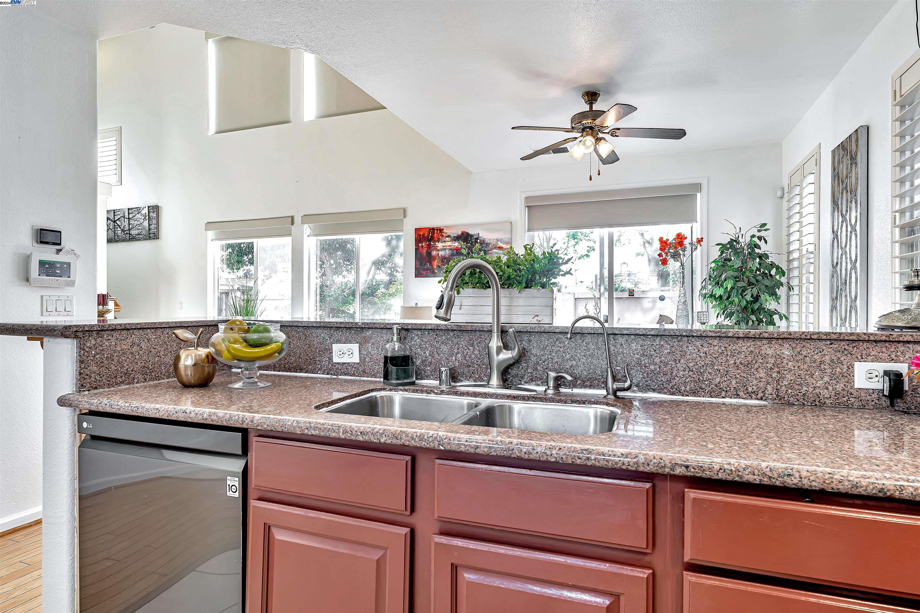 Detail Gallery Image 16 of 56 For 15563 Ronconi Dr, San Lorenzo,  CA 94580 - 3 Beds | 2/1 Baths