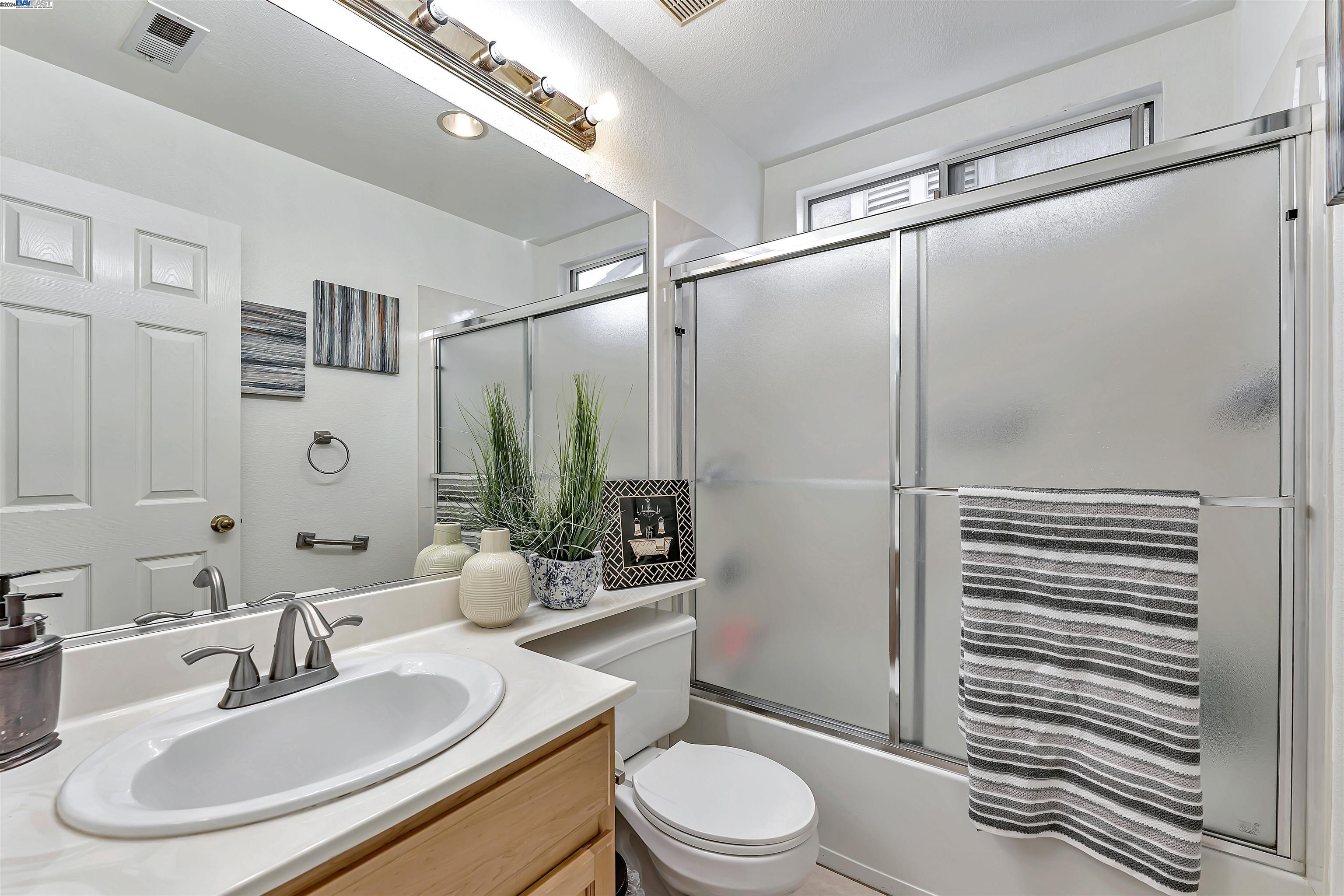 Detail Gallery Image 32 of 56 For 15563 Ronconi Dr, San Lorenzo,  CA 94580 - 3 Beds | 2/1 Baths