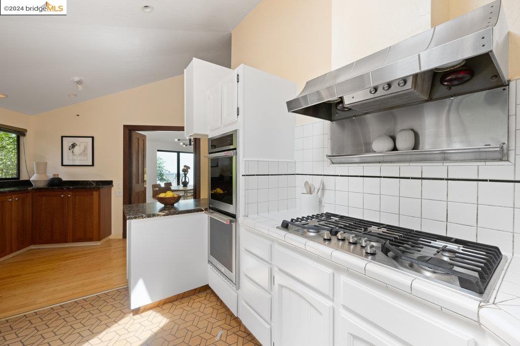 Detail Gallery Image 20 of 59 For 6339 Pinehaven Rd, Oakland,  CA 94611 - 2 Beds | 2 Baths