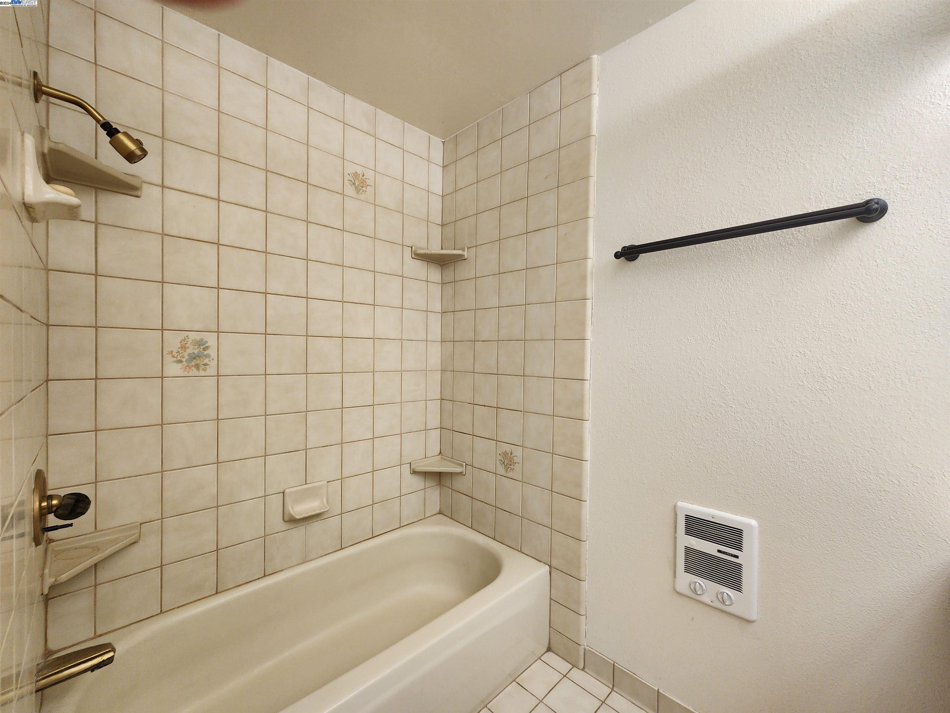 Detail Gallery Image 15 of 39 For 267 Los Palmos Way, San Jose,  CA 95119 - 6 Beds | 2/1 Baths