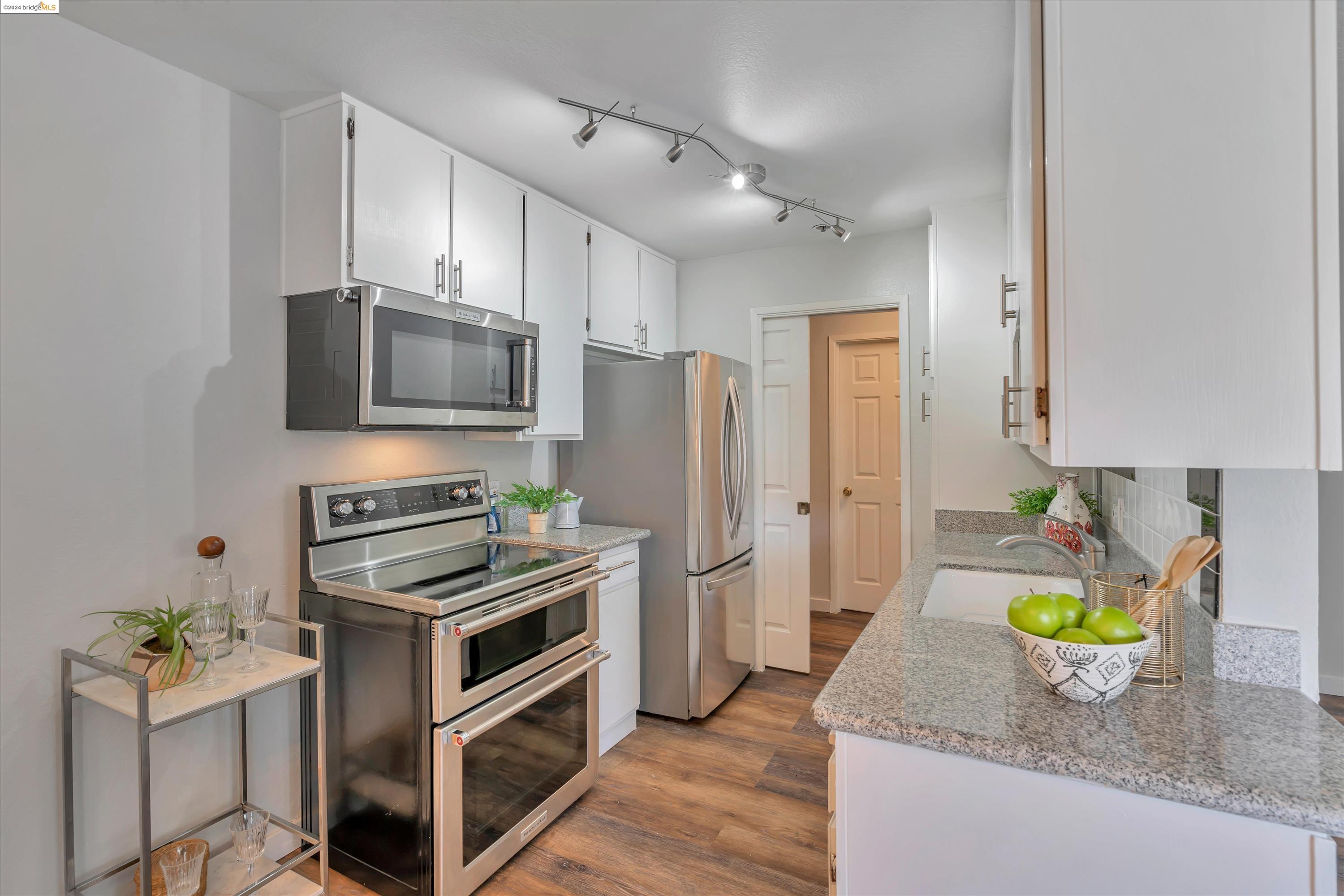 Detail Gallery Image 5 of 26 For 389 Belmont St #206,  Oakland,  CA 94610 - 2 Beds | 1 Baths