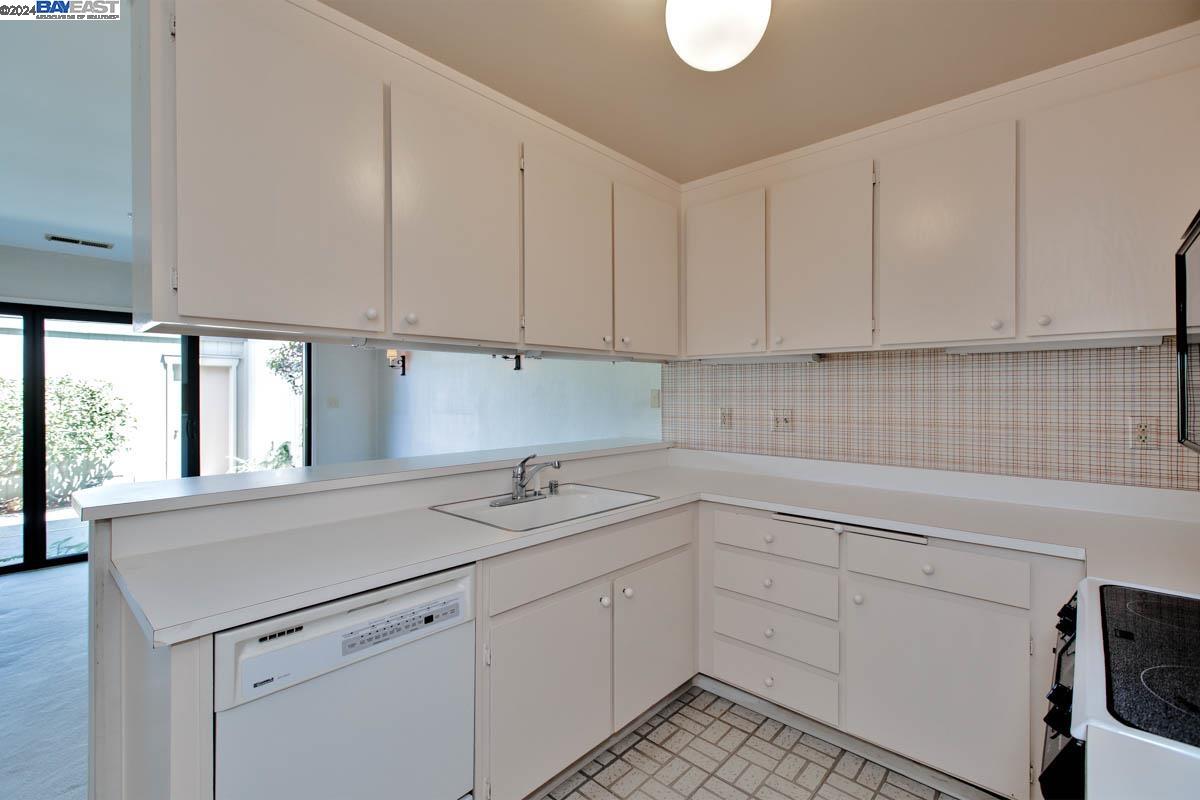 Detail Gallery Image 12 of 35 For 3407 Catalina Ave, Alameda,  CA 94502 - 3 Beds | 2/1 Baths