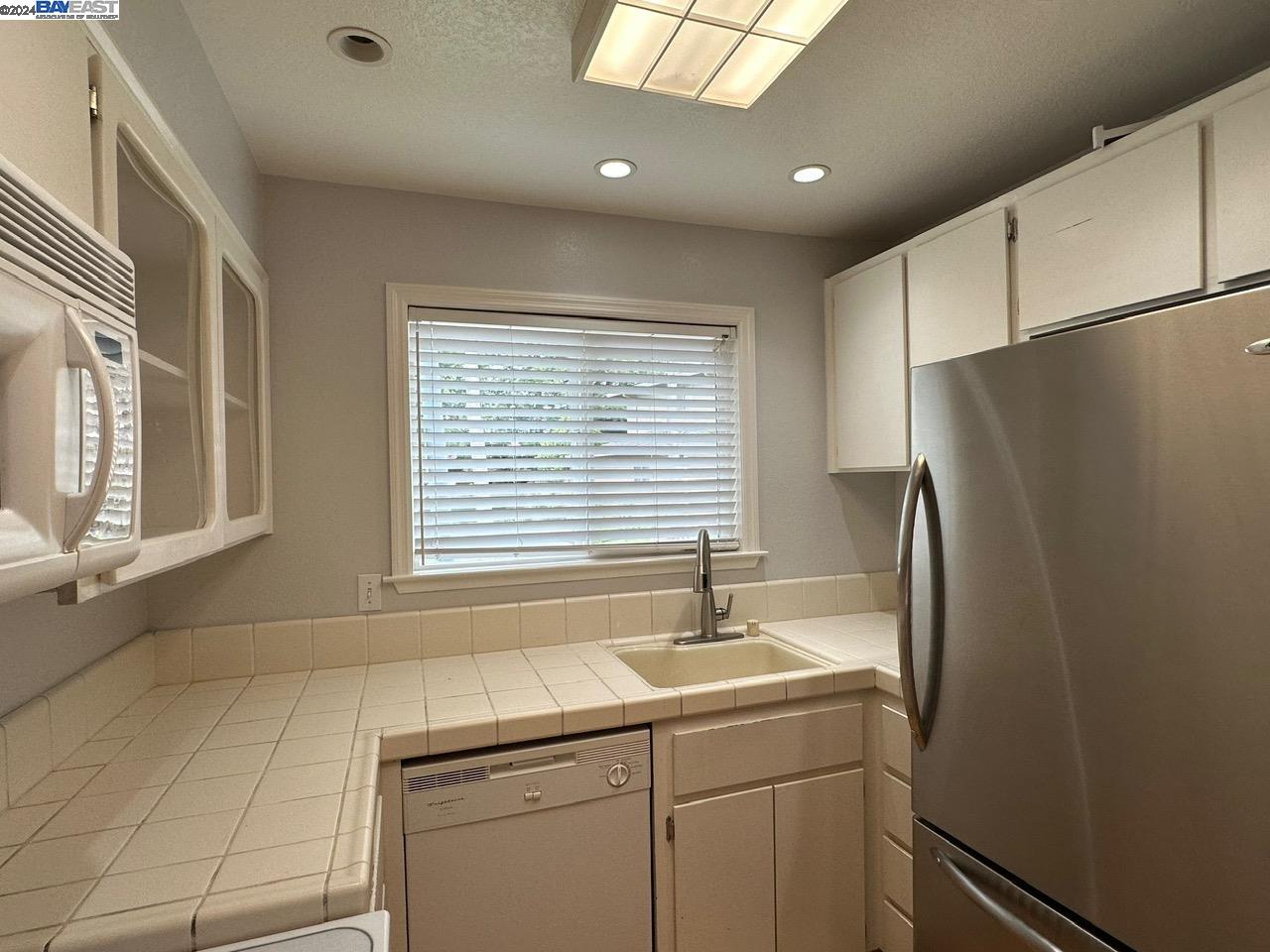 Detail Gallery Image 13 of 32 For 7568 Silvertree Lane, Dublin,  CA 94568 - 3 Beds | 2/1 Baths