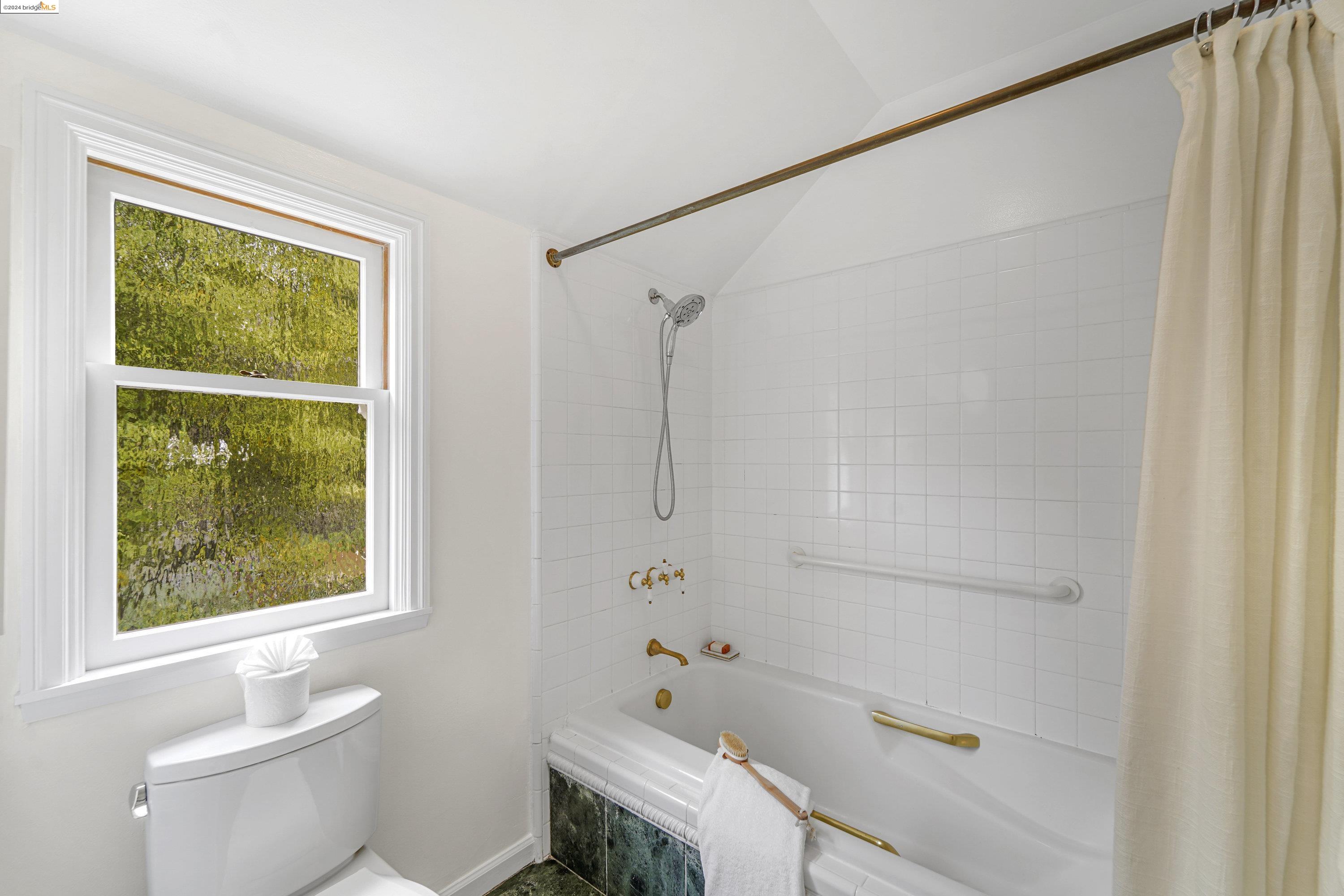 Detail Gallery Image 31 of 54 For 2 Monte Ave, Piedmont,  CA 94611 - 3 Beds | 3/1 Baths