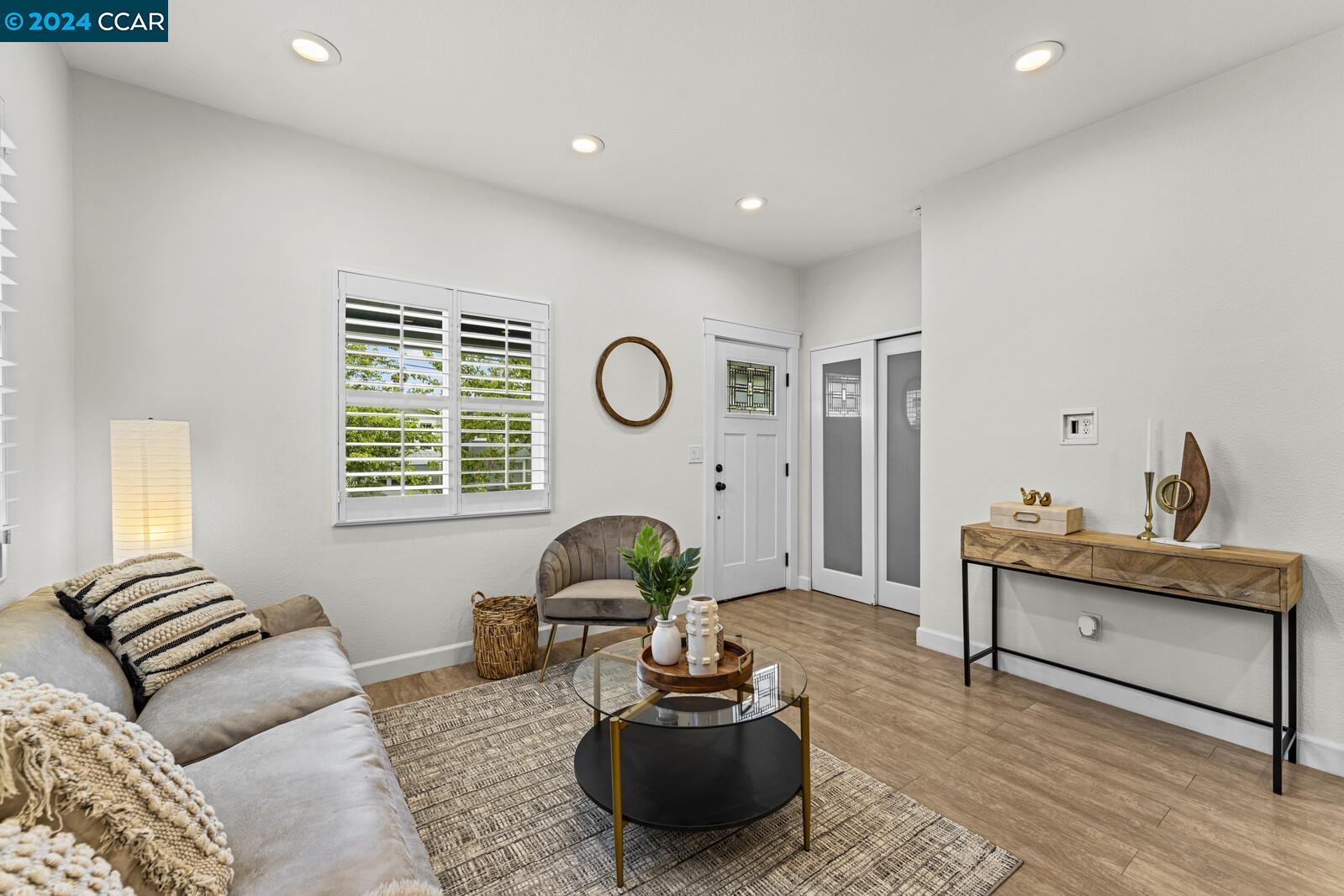 Detail Gallery Image 4 of 35 For 871 43rd Street, Oakland,  CA 94608 - 3 Beds | 1 Baths