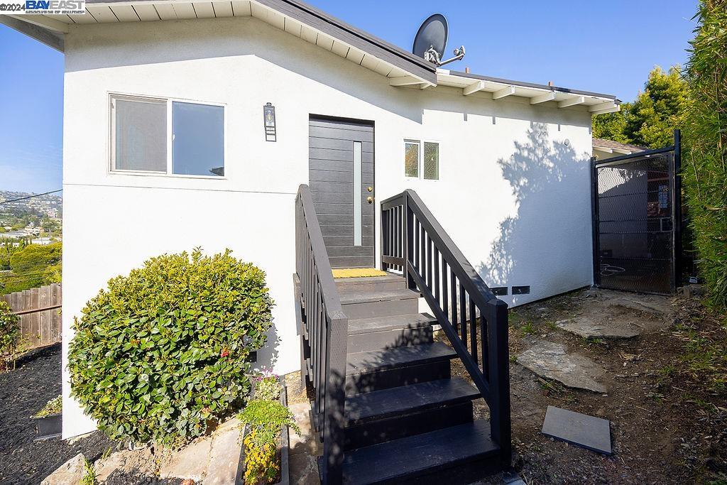 Detail Gallery Image 1 of 29 For 3430 Storer Ave, Oakland,  CA 94619 - 1 Beds | 1/1 Baths