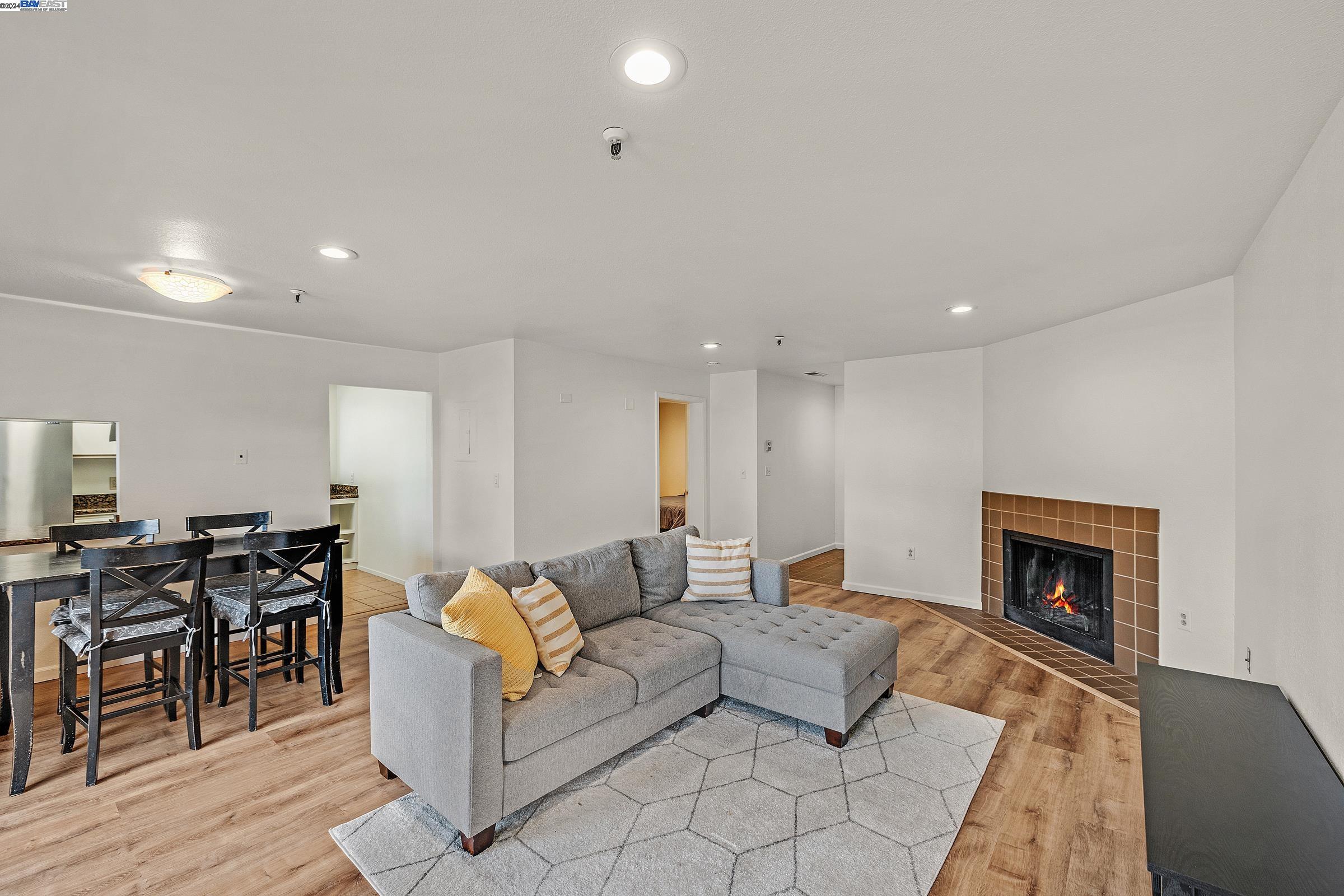 Detail Gallery Image 2 of 29 For 2917 Macarthur Blvd 2b,  Oakland,  CA 94602 - 1 Beds | 1/1 Baths