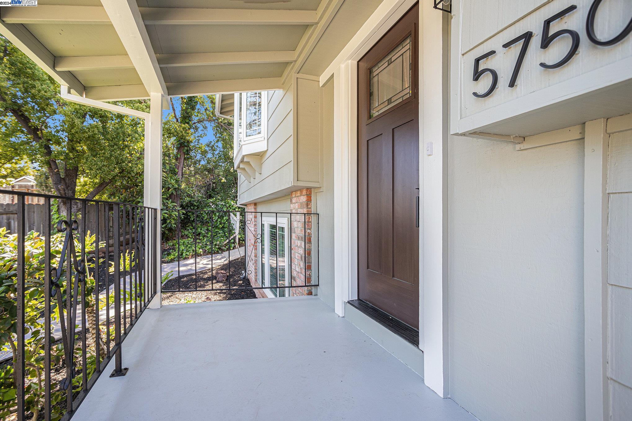 Detail Gallery Image 6 of 38 For 5750 Pepperridge Pl, Concord,  CA 94521 - 5 Beds | 3/1 Baths