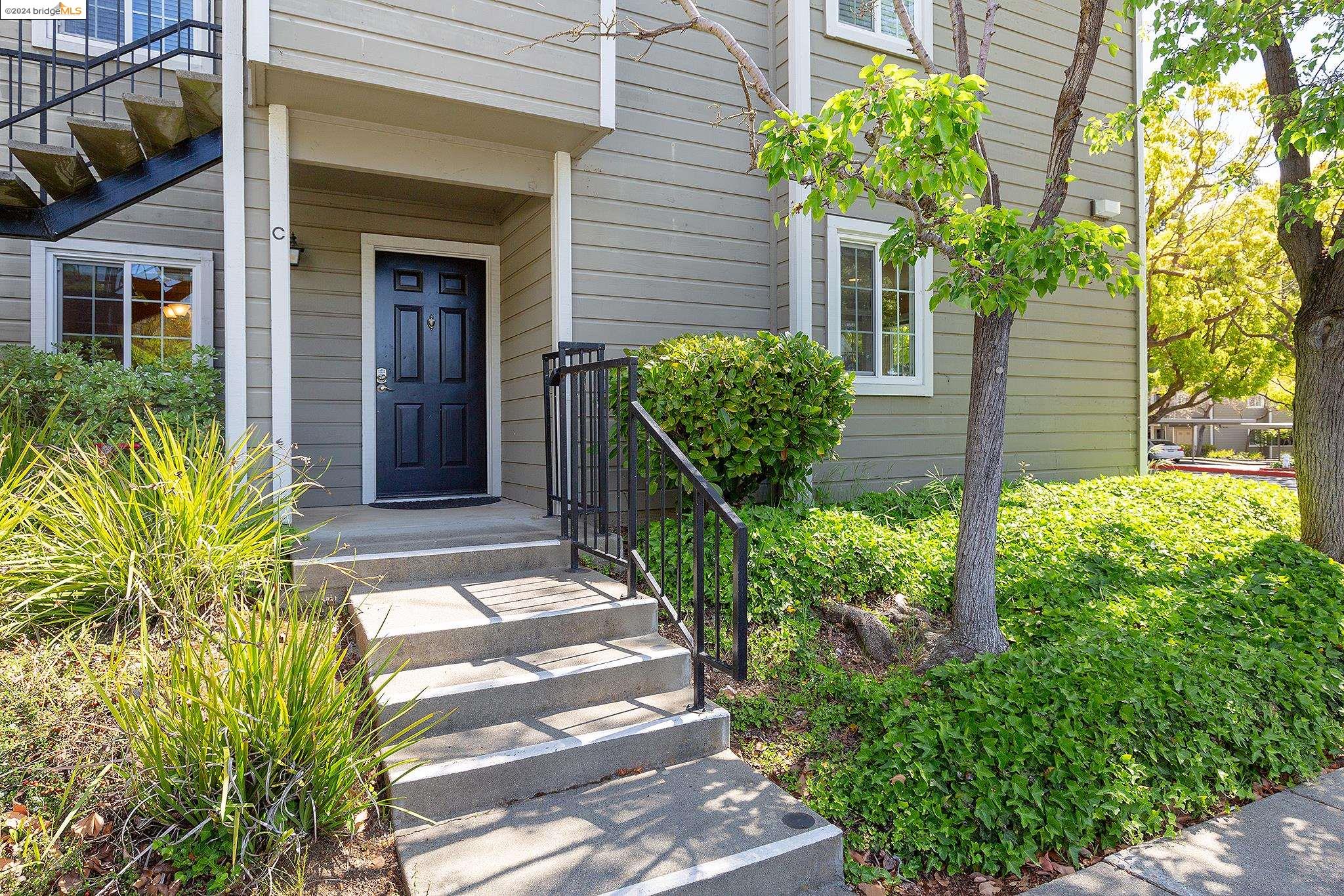 Detail Gallery Image 1 of 30 For 615 Canyon Oaks Dr #C,  Oakland,  CA 94605 - 2 Beds | 2 Baths