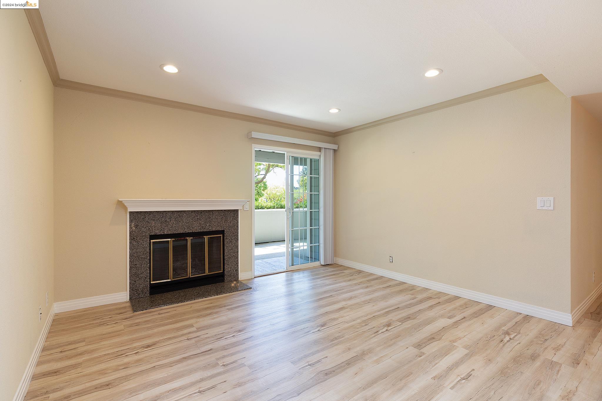 Detail Gallery Image 4 of 30 For 615 Canyon Oaks Dr #C,  Oakland,  CA 94605 - 2 Beds | 2 Baths