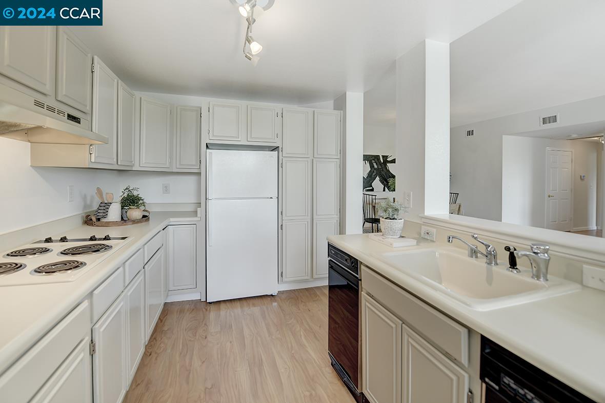 Detail Gallery Image 7 of 52 For 1840 Tice Creek Dr #2429,  Walnut Creek,  CA 94595 - 2 Beds | 2 Baths