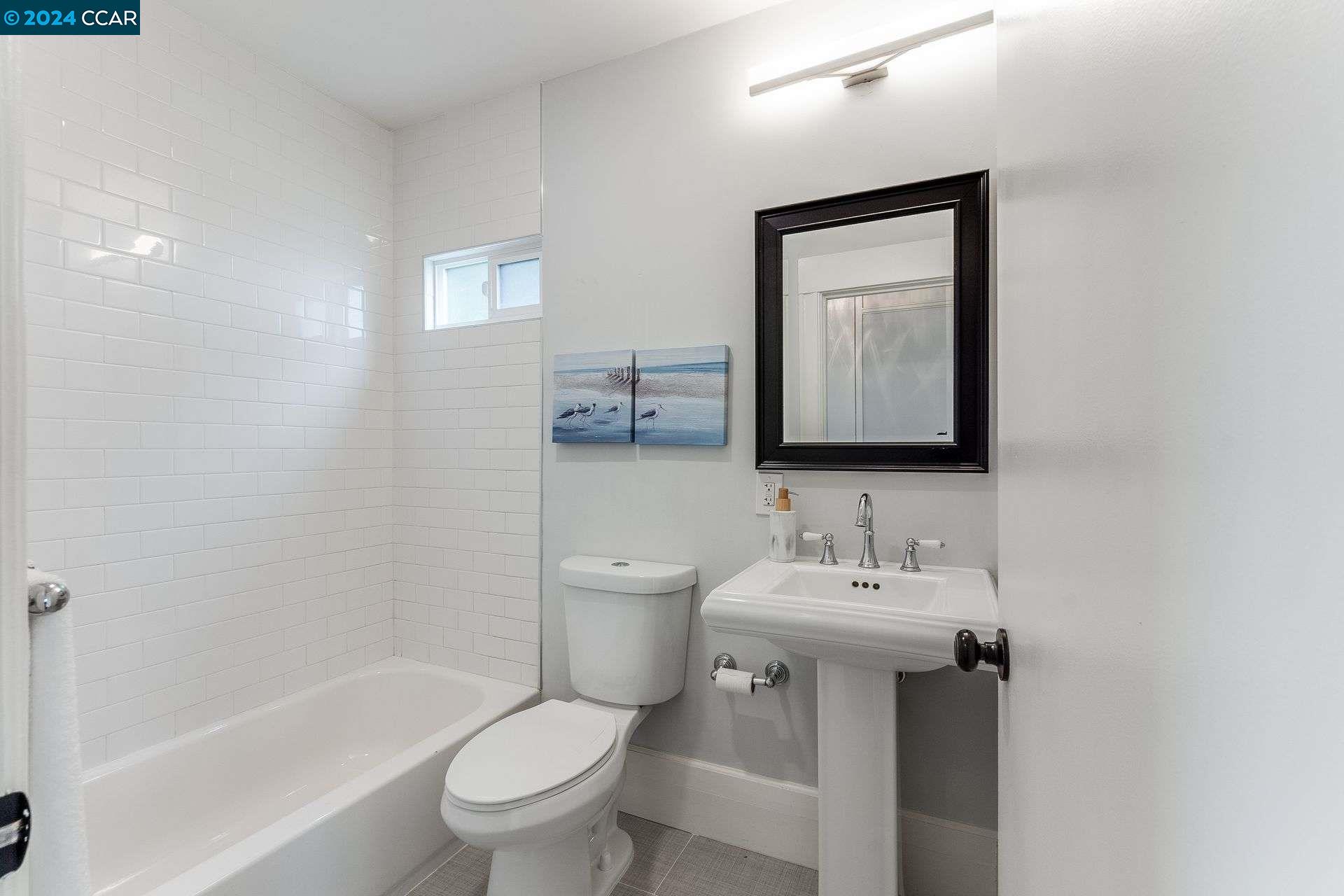 Detail Gallery Image 19 of 40 For 561 37th St, Oakland,  CA 94609 - 3 Beds | 2 Baths