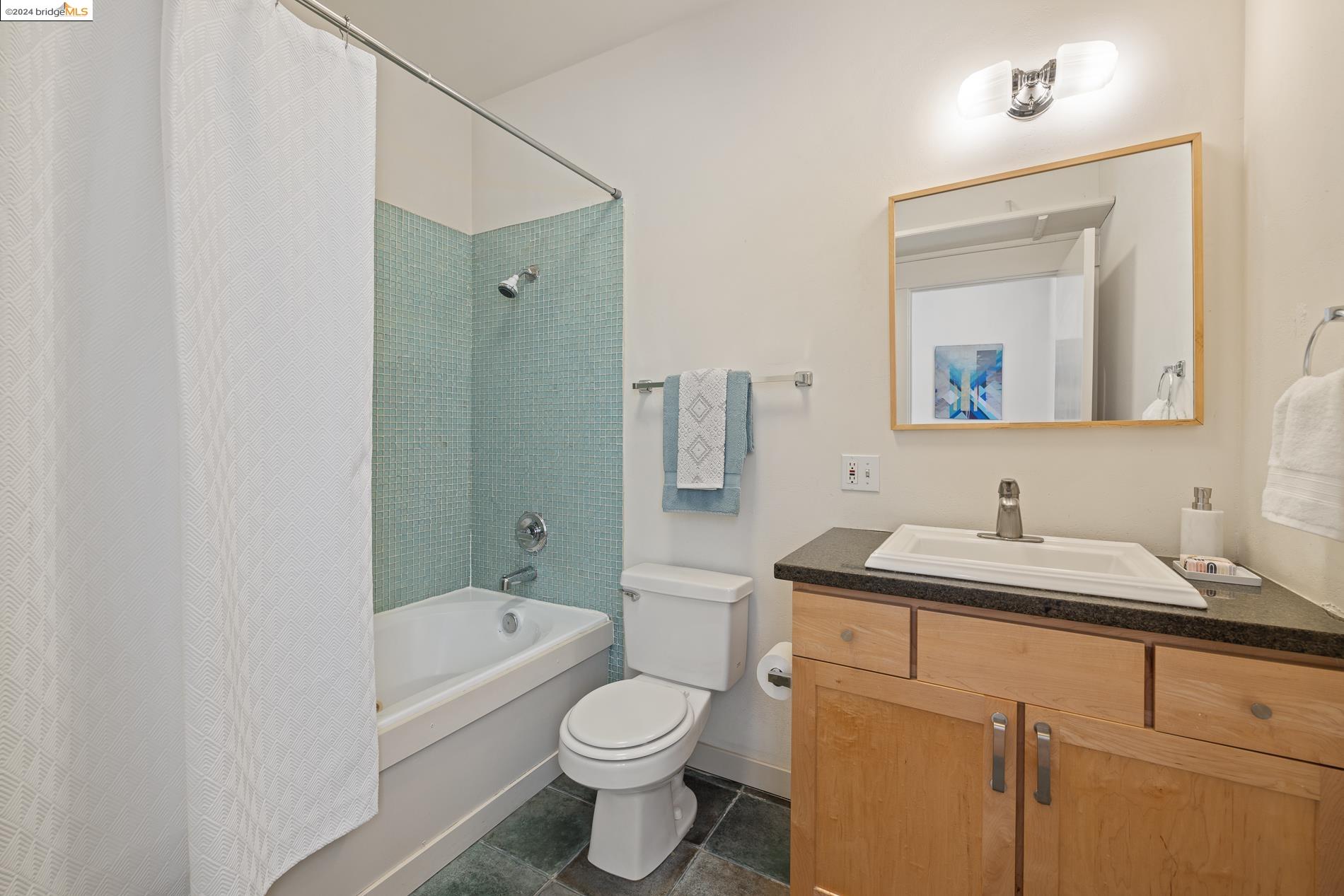 Detail Gallery Image 22 of 38 For 2882 Helen St, Oakland,  CA 94608 - 2 Beds | 2 Baths