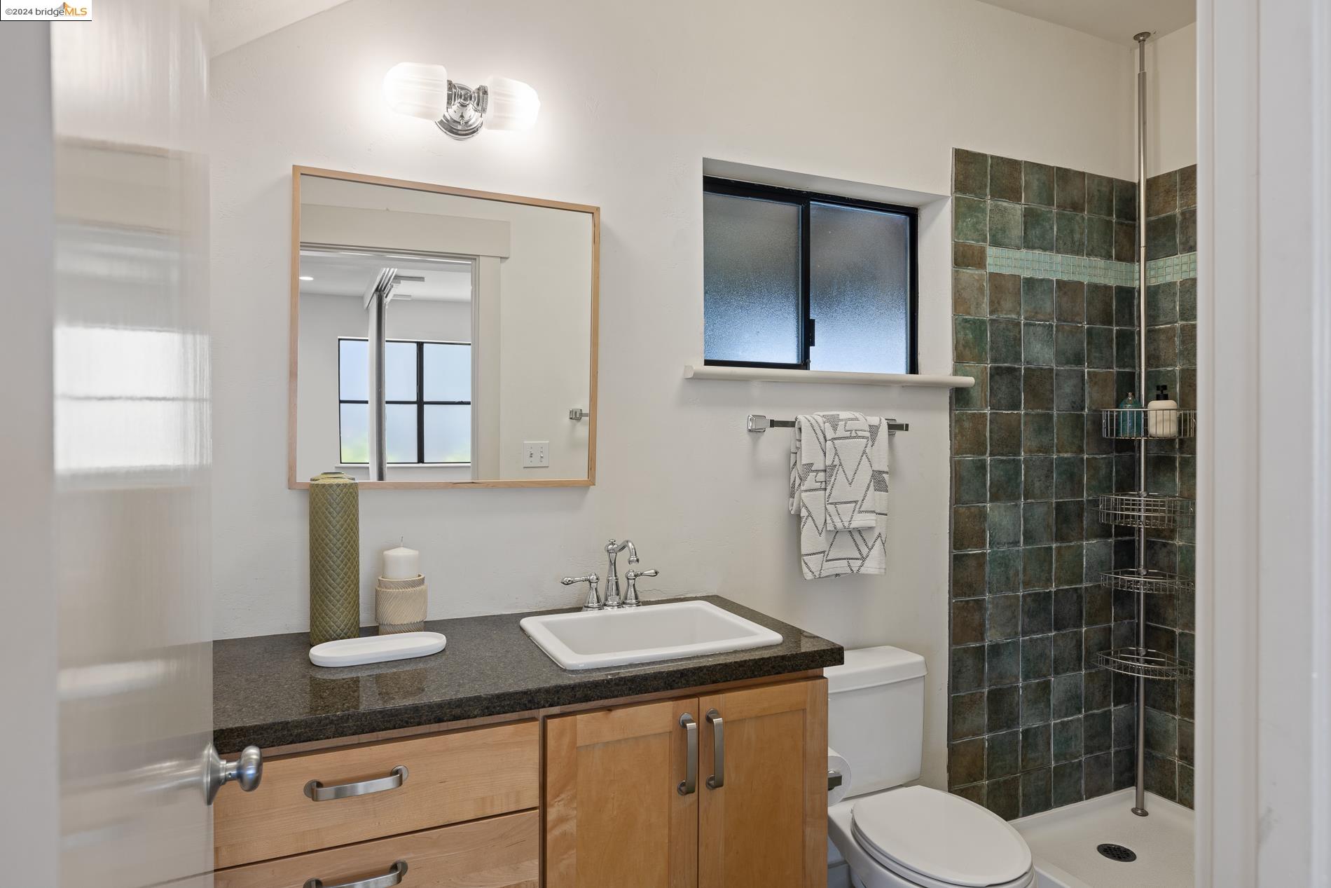 Detail Gallery Image 7 of 38 For 2882 Helen St, Oakland,  CA 94608 - 2 Beds | 2 Baths