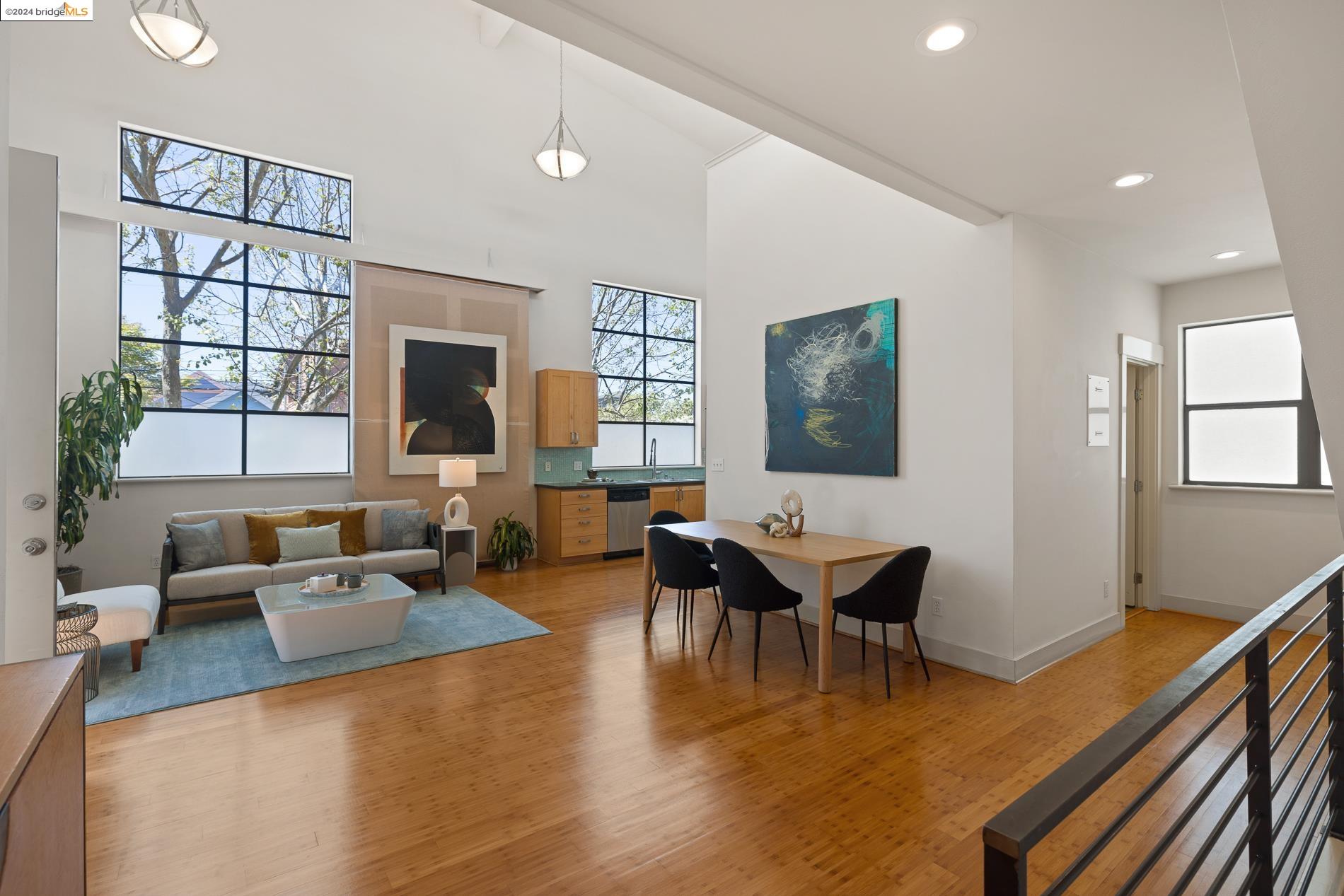 Detail Gallery Image 9 of 38 For 2882 Helen St, Oakland,  CA 94608 - 2 Beds | 2 Baths