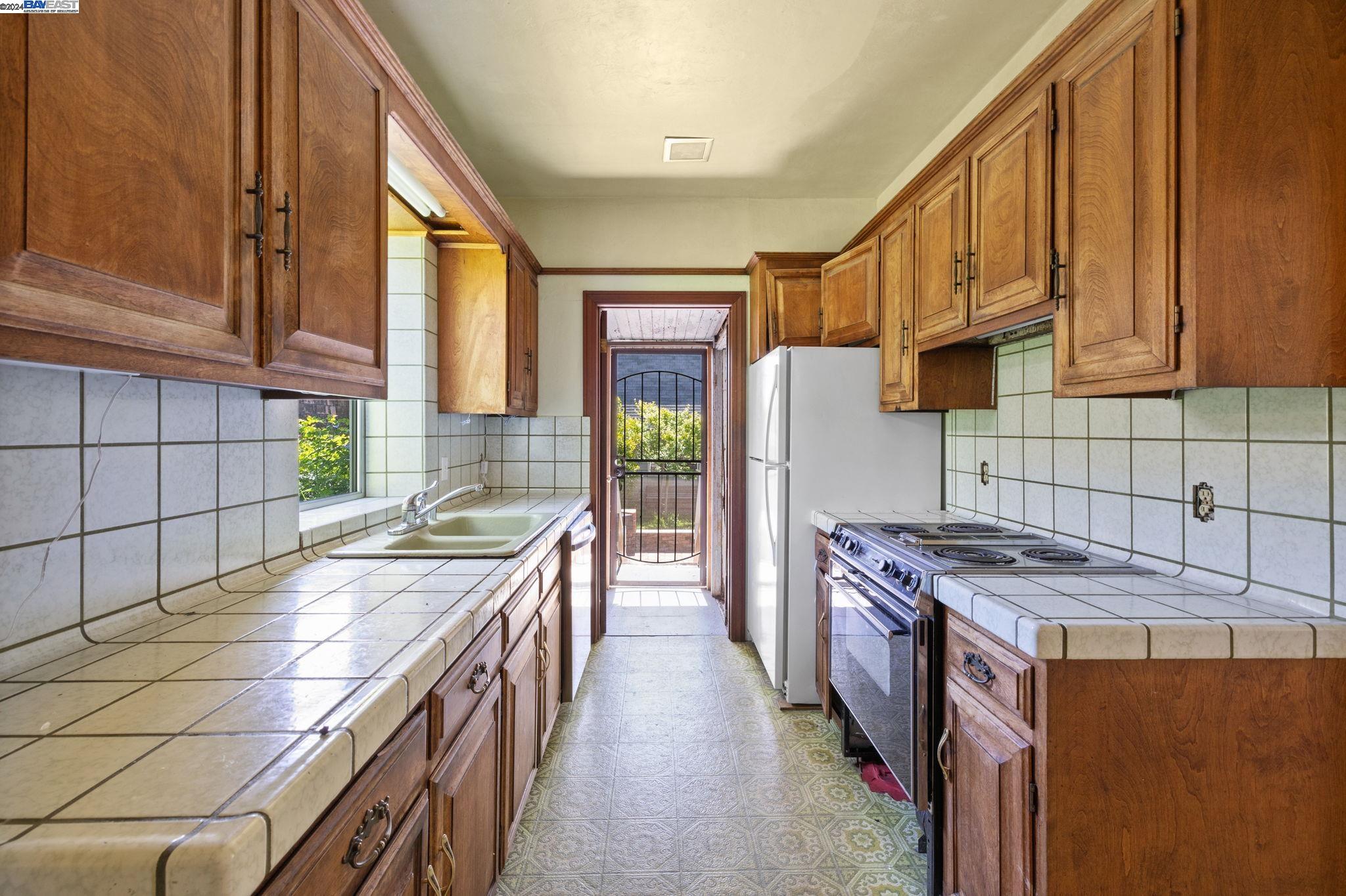 Detail Gallery Image 6 of 35 For 1512 Everett St, Alameda,  CA 94501 - 3 Beds | 2 Baths