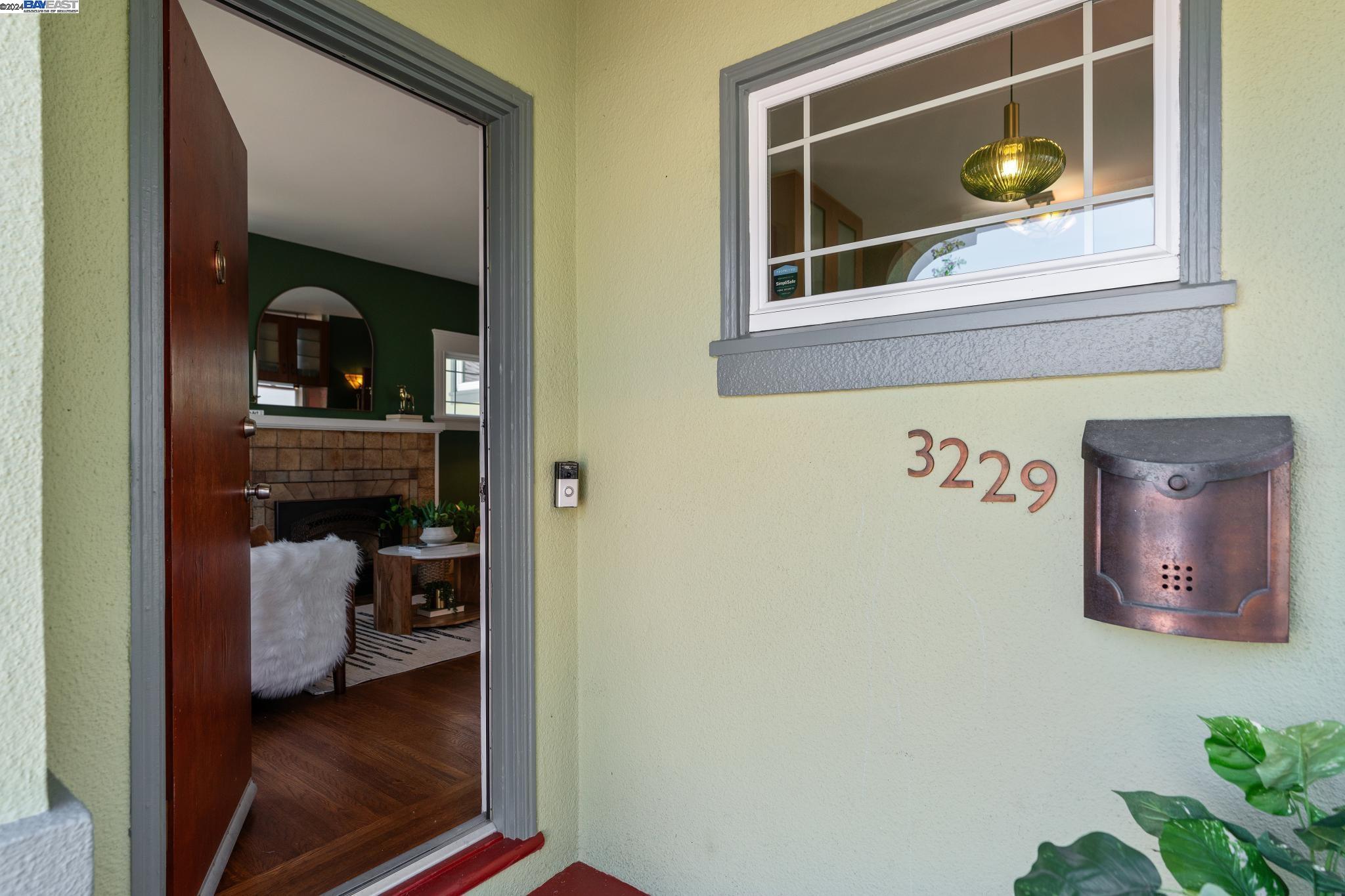 Detail Gallery Image 4 of 29 For 3229 Deering Street, Oakland,  CA 94601 - 2 Beds | 1 Baths