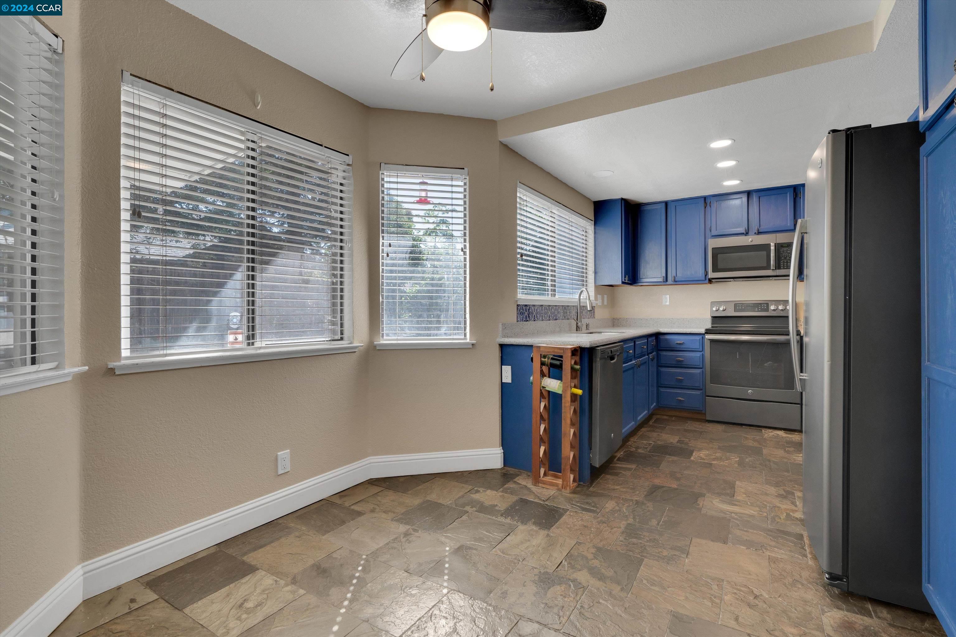 Detail Gallery Image 14 of 32 For 2455 Vista Grande, Fairfield,  CA 94534 - 4 Beds | 2/1 Baths