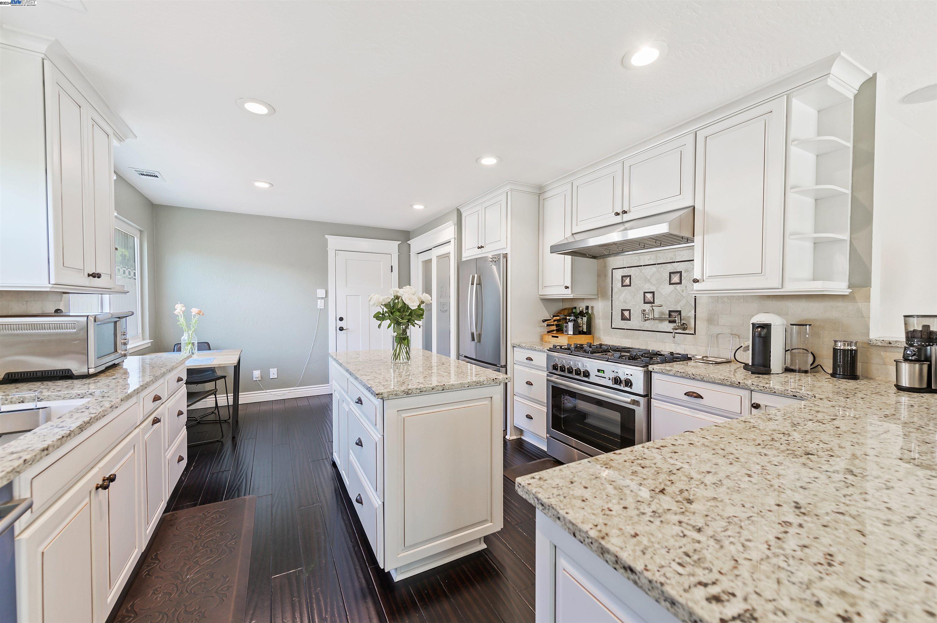 Detail Gallery Image 13 of 54 For 2304 Greenberry Ct., Pleasanton,  CA 94566-5440 - 3 Beds | 2 Baths
