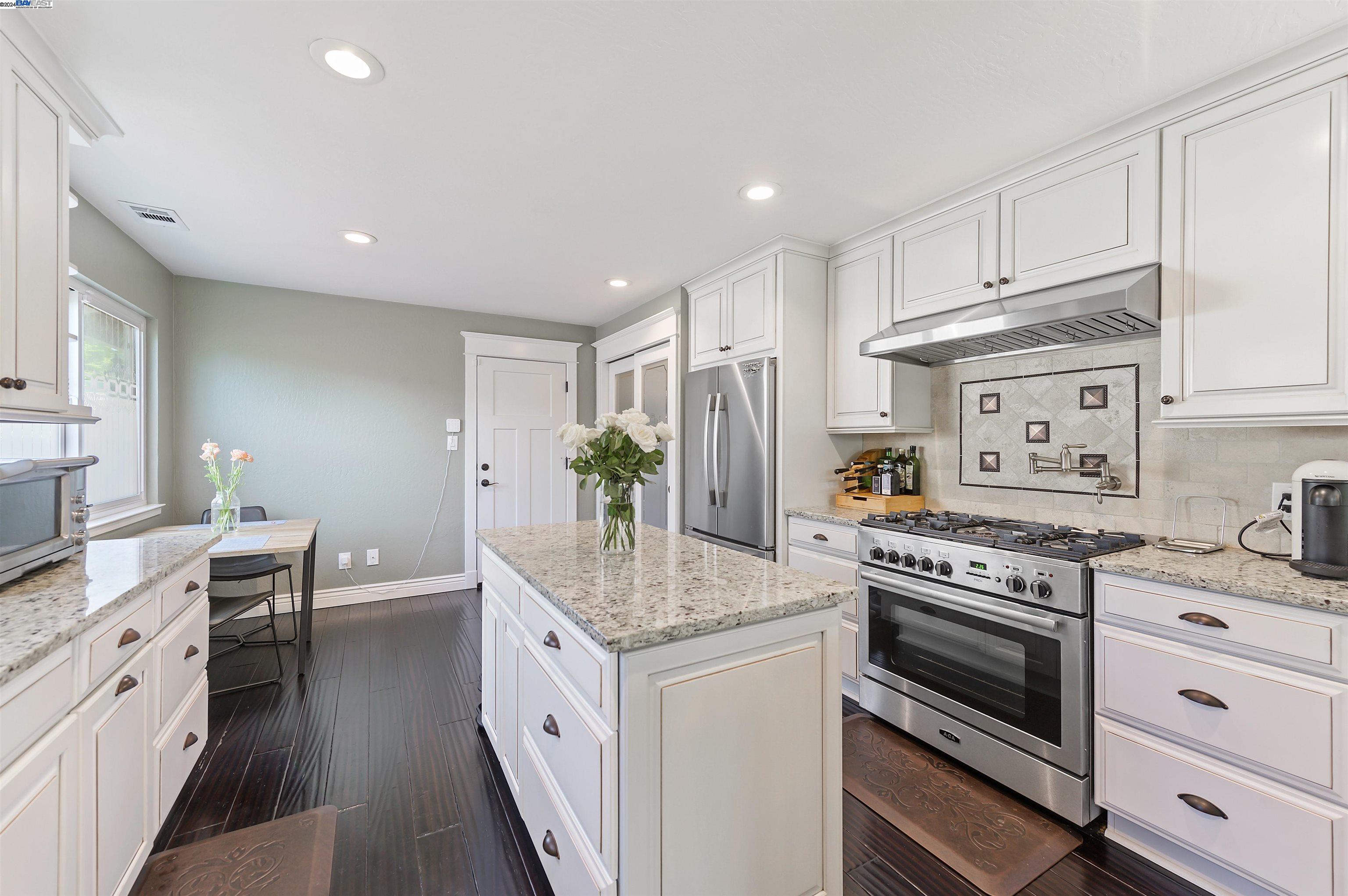 Detail Gallery Image 14 of 54 For 2304 Greenberry Ct., Pleasanton,  CA 94566-5440 - 3 Beds | 2 Baths