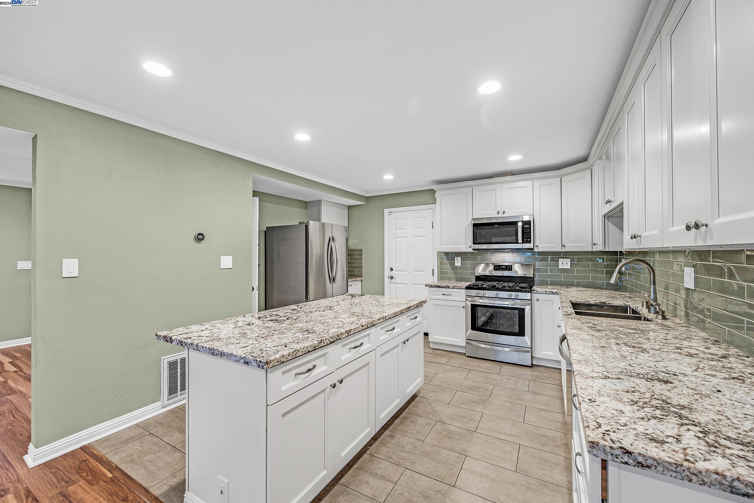 Detail Gallery Image 13 of 43 For 152 Barnett Ter, Pleasant Hill,  CA 94523 - 3 Beds | 2/1 Baths