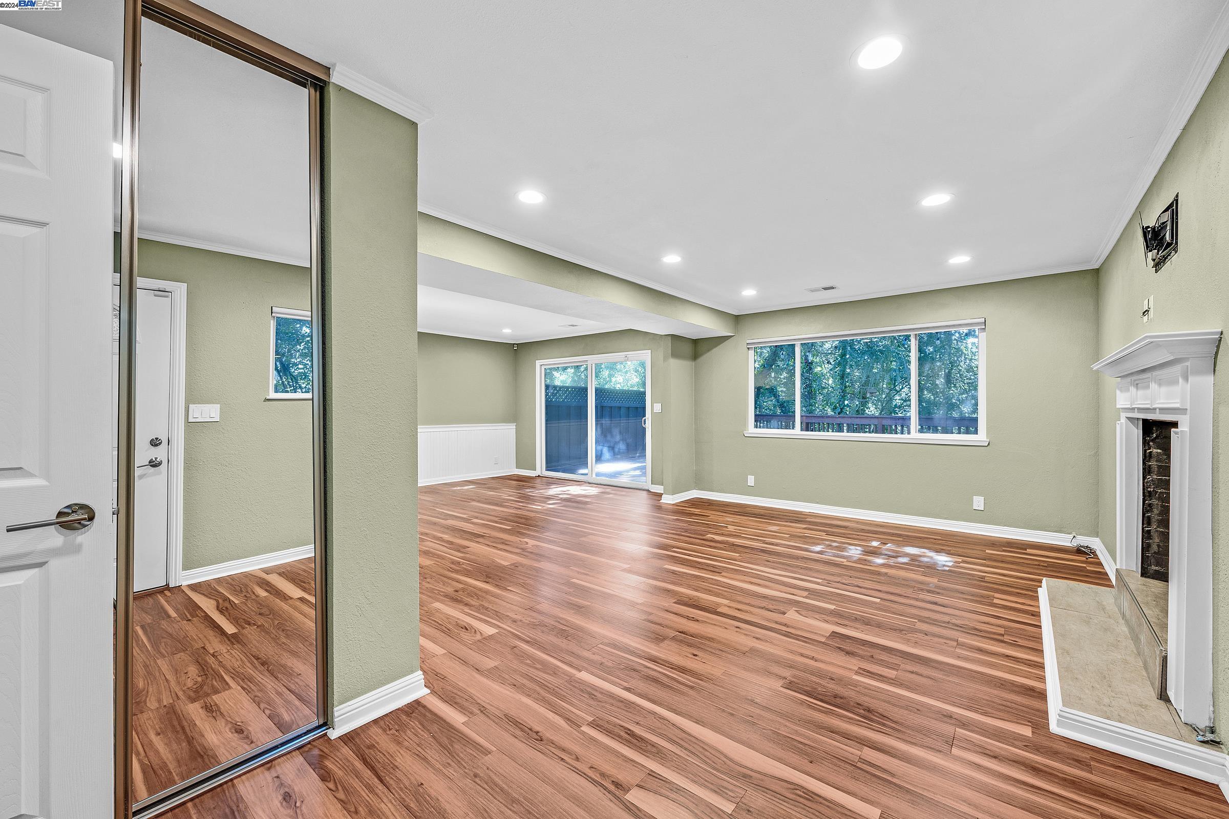 Detail Gallery Image 4 of 43 For 152 Barnett Ter, Pleasant Hill,  CA 94523 - 3 Beds | 2/1 Baths