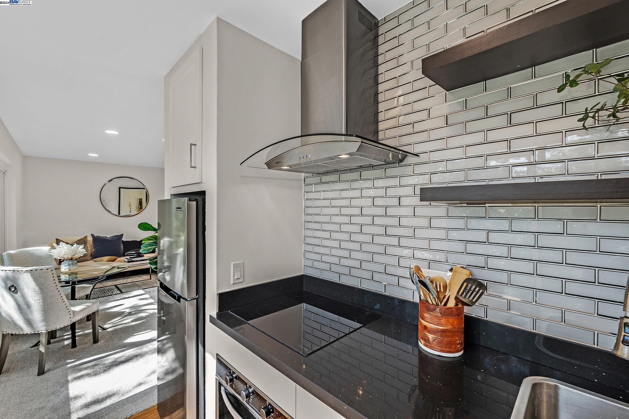 Detail Gallery Image 3 of 32 For 455 Crescent St #212,  Oakland,  CA 94610 - 1 Beds | 1 Baths