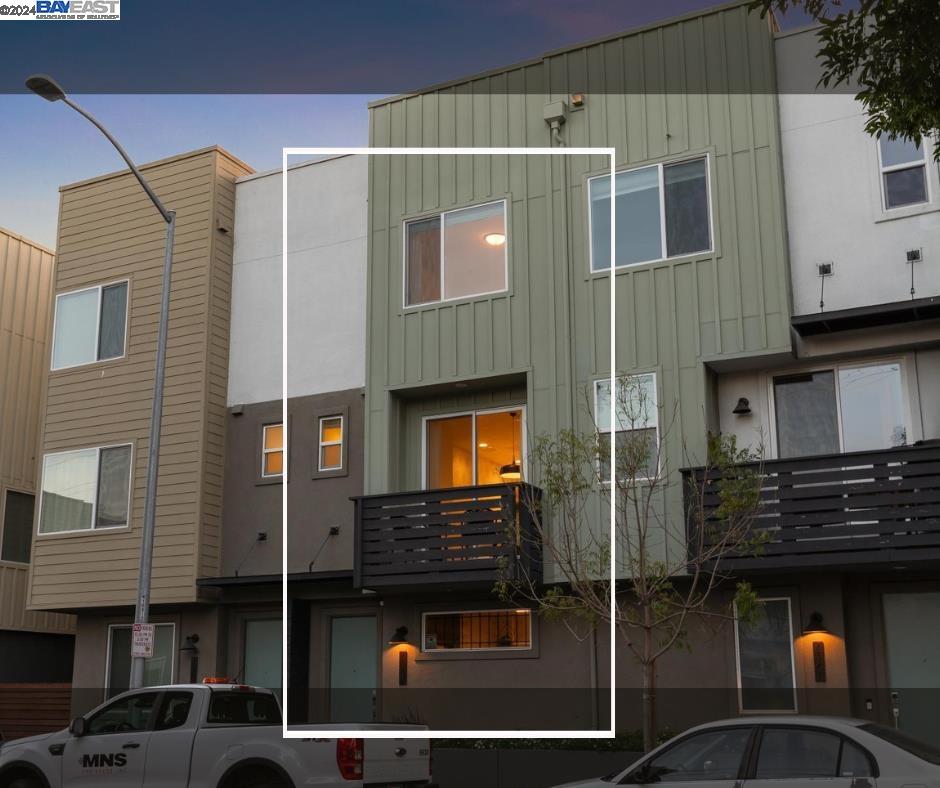 Detail Gallery Image 1 of 48 For 2337 Myrtle St, Oakland,  CA 94607 - 2 Beds | 2/1 Baths