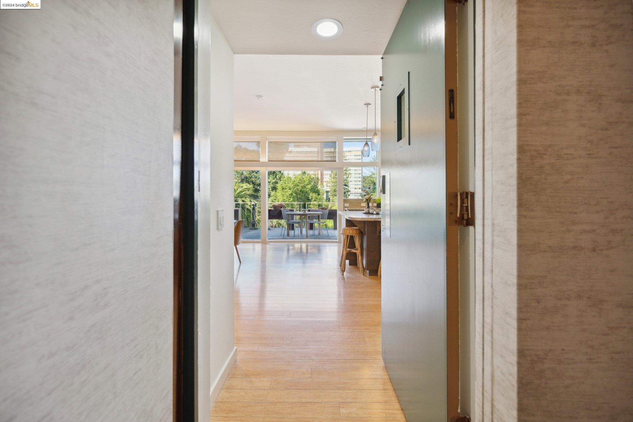 Detail Gallery Image 2 of 47 For 255 Lee St #4,  Oakland,  CA 94610 - 3 Beds | 2/1 Baths