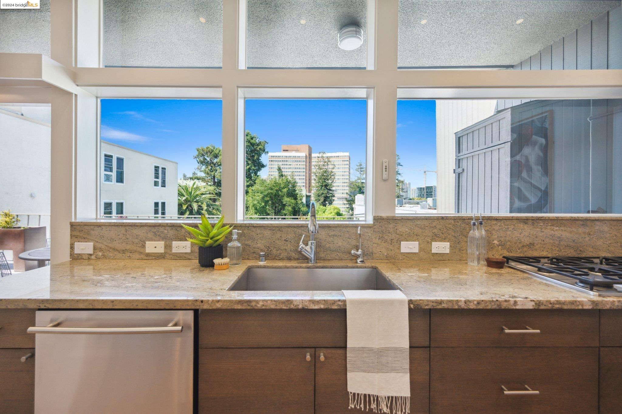 Detail Gallery Image 16 of 47 For 255 Lee St #4,  Oakland,  CA 94610 - 3 Beds | 2/1 Baths